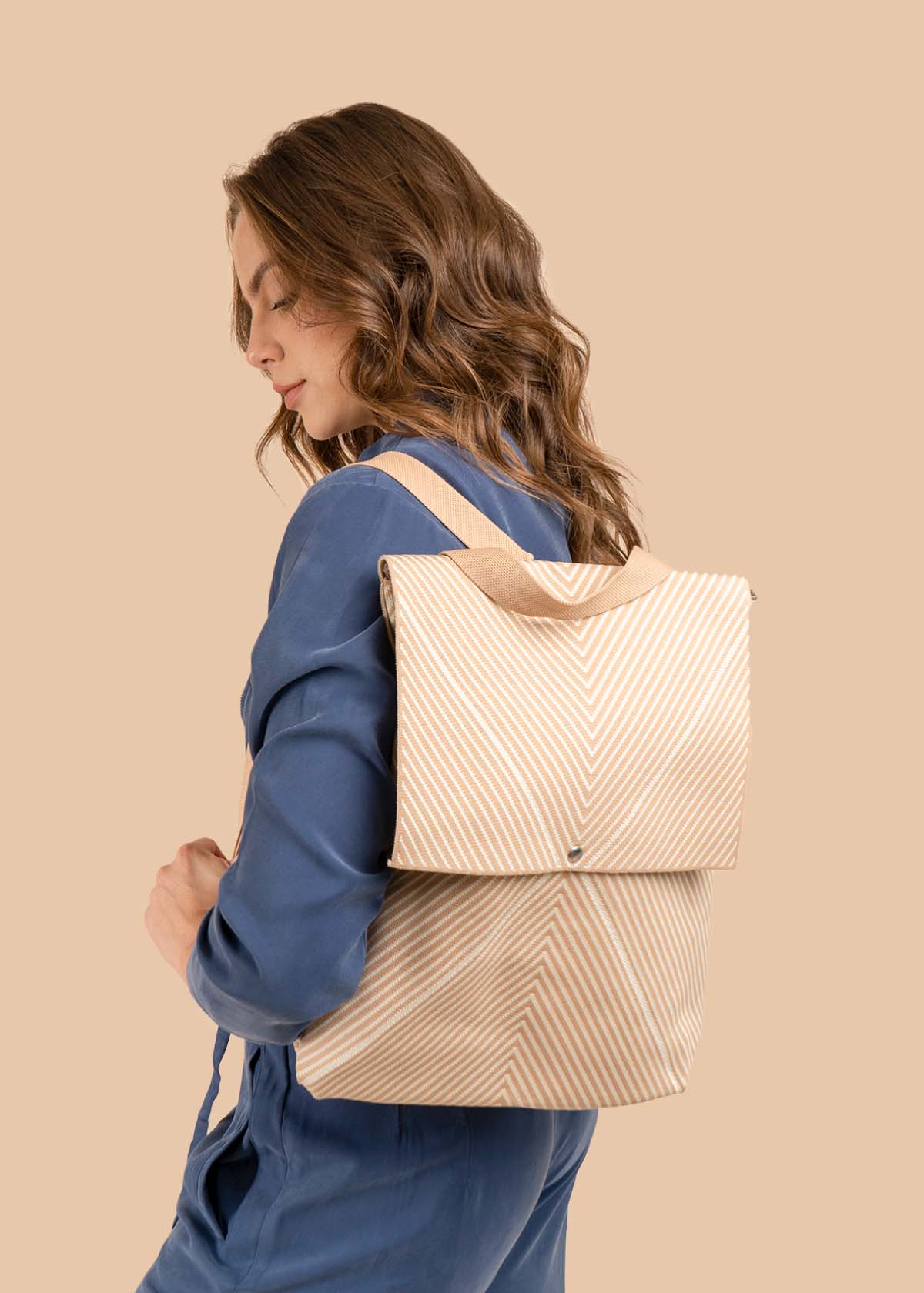 Morral color beige de tela con diseño chevron 106573 - Image 2