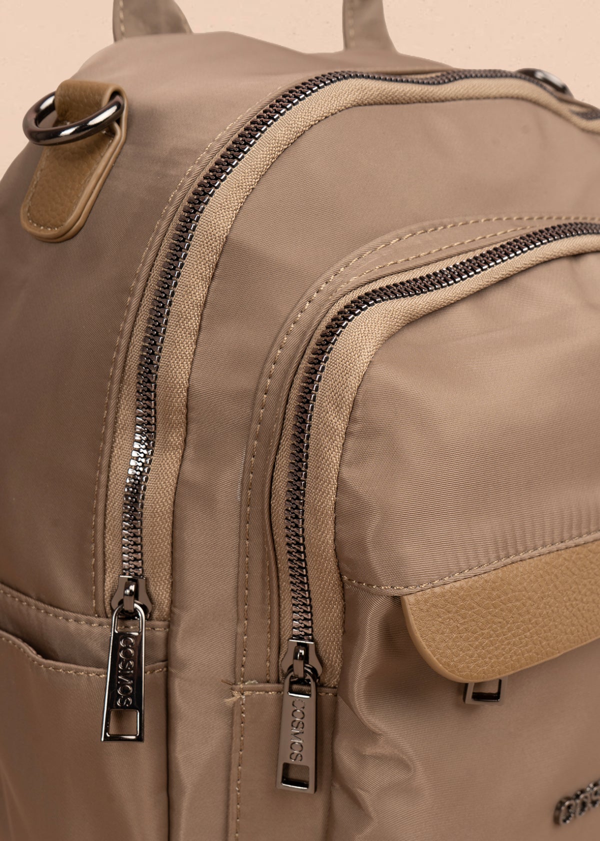 Morral color caqui con bolsillos frontales y acabado liso 106338 - Image 3
