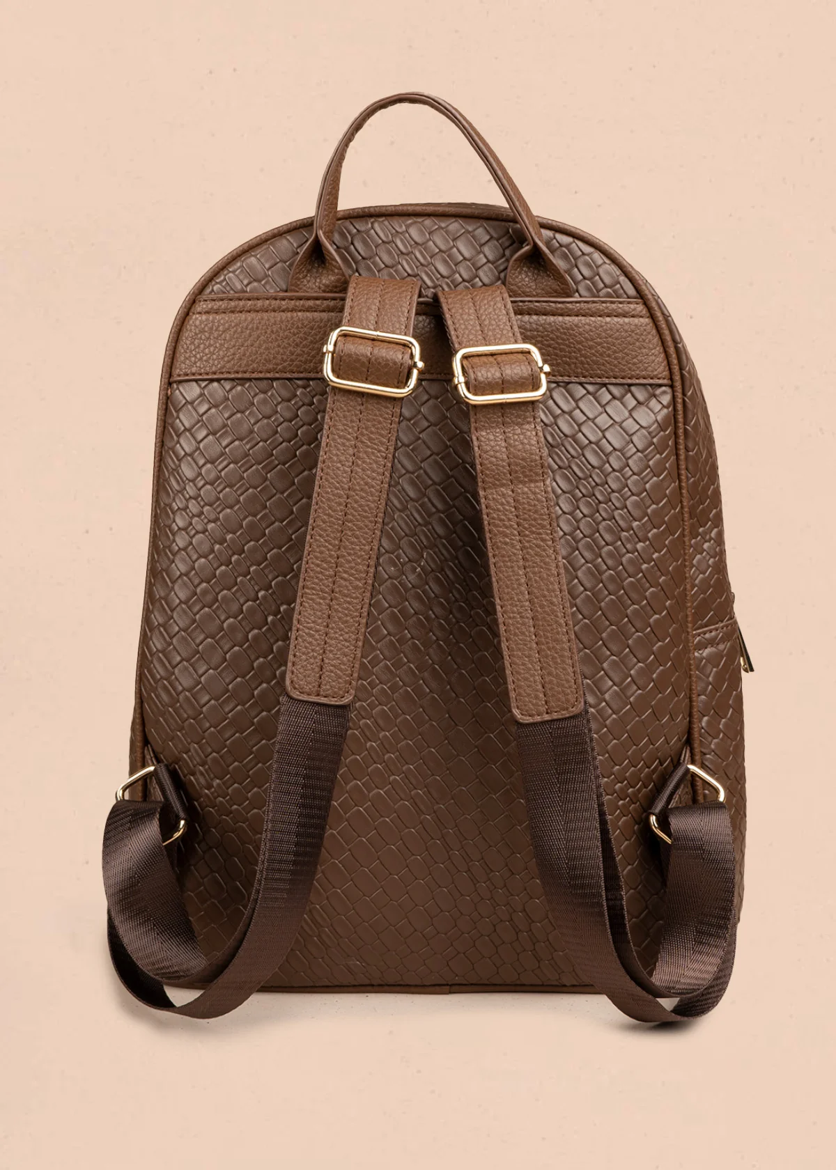 Morral color chocolate con textura croco y bolsillo frontal 106784 - Image 4