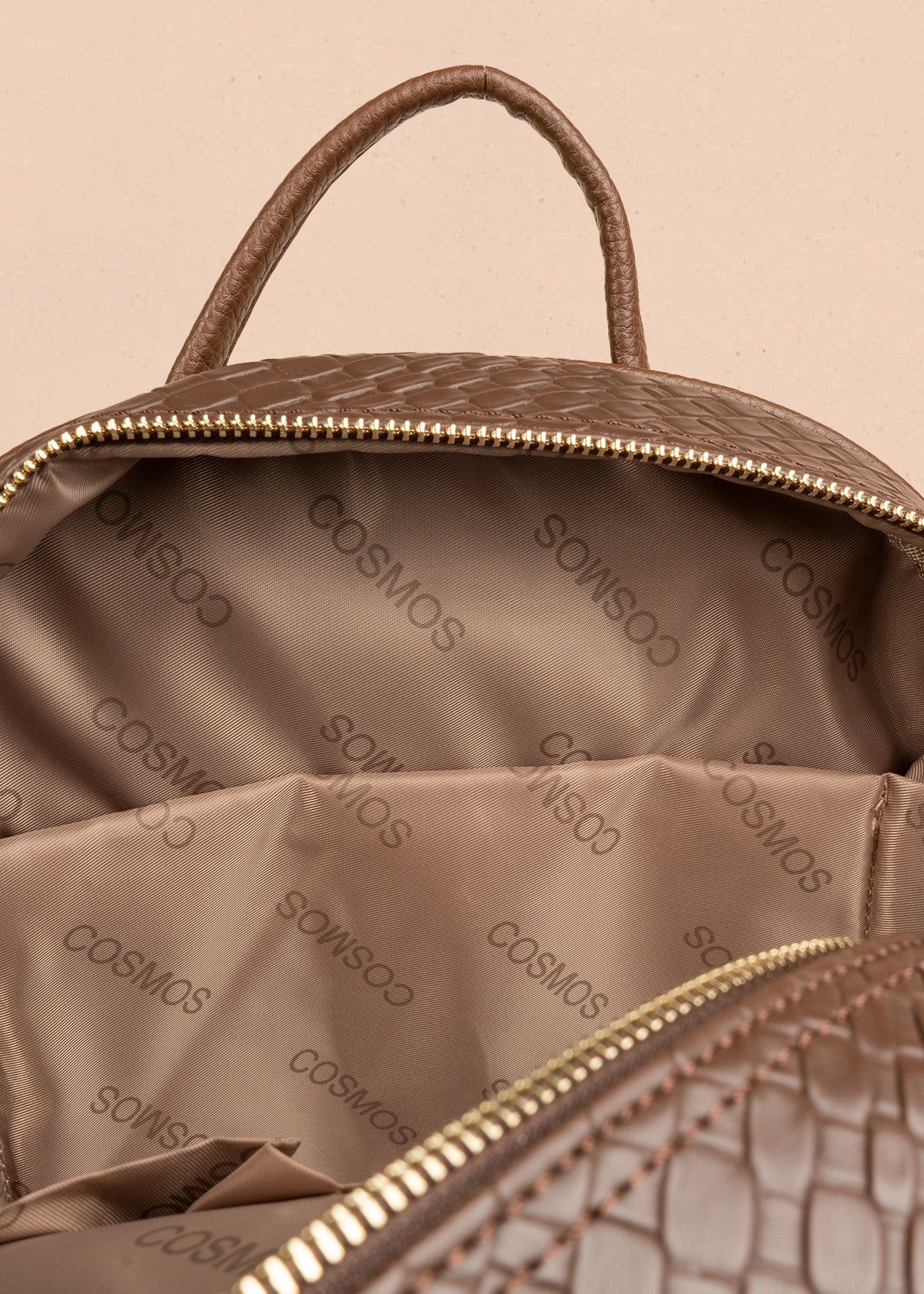 Morral color chocolate con textura croco y bolsillo frontal 106784 - Image 5