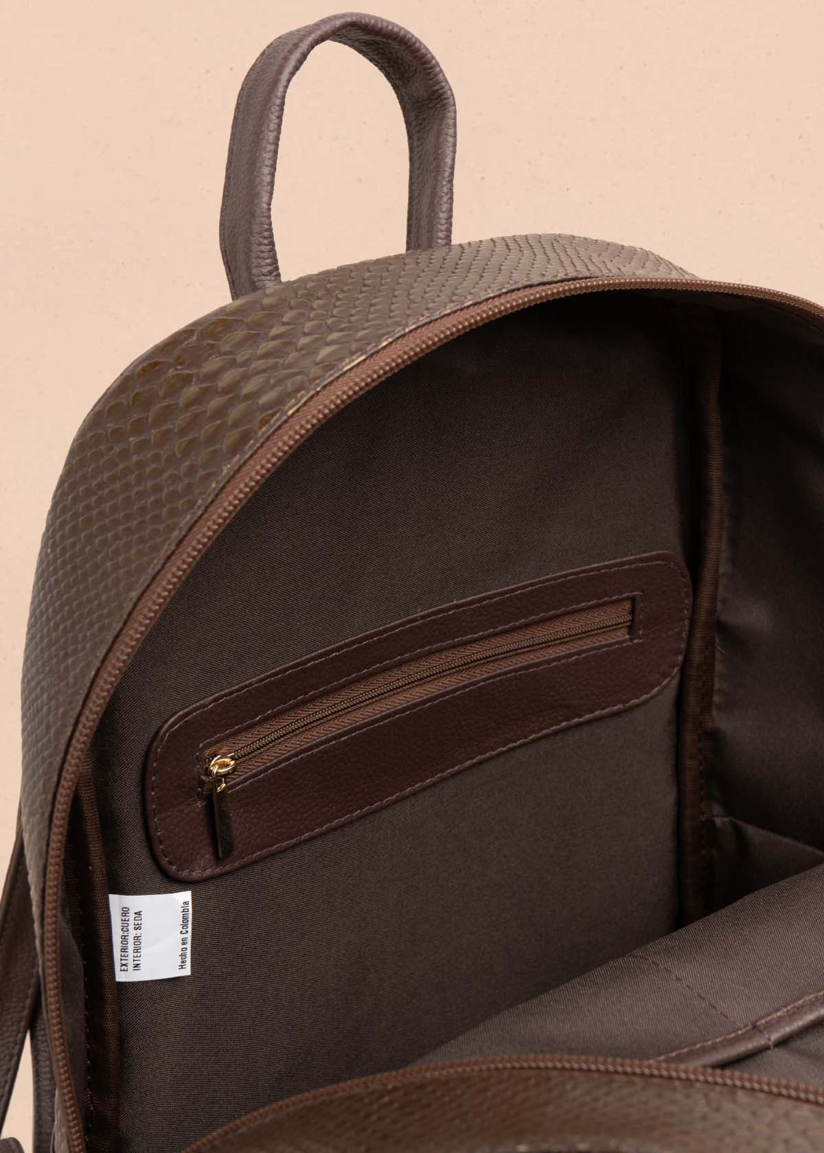 MORRAL EN CUERO COLOR CAFE CON TEXTURA CROCO 105311 - Image 3