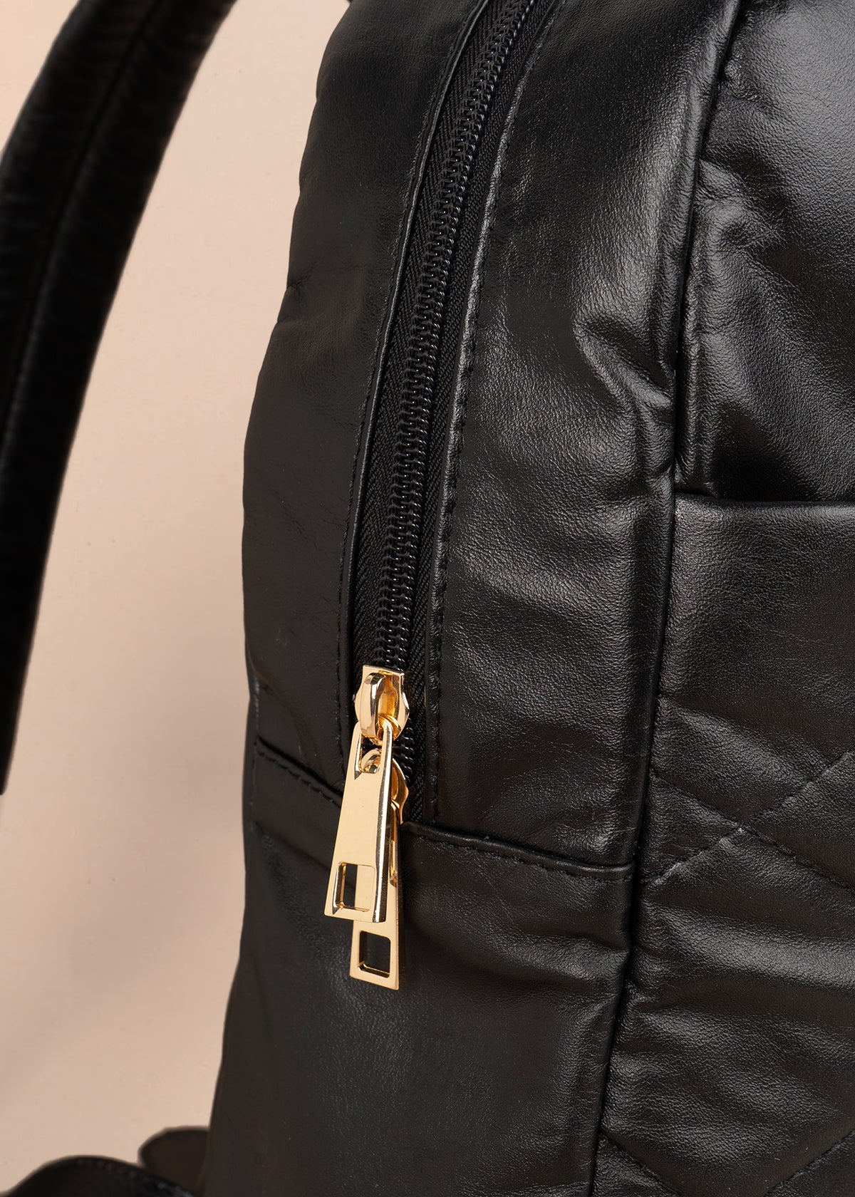Morral en cuero color negro con costuras en rombos 105790 - Image 3