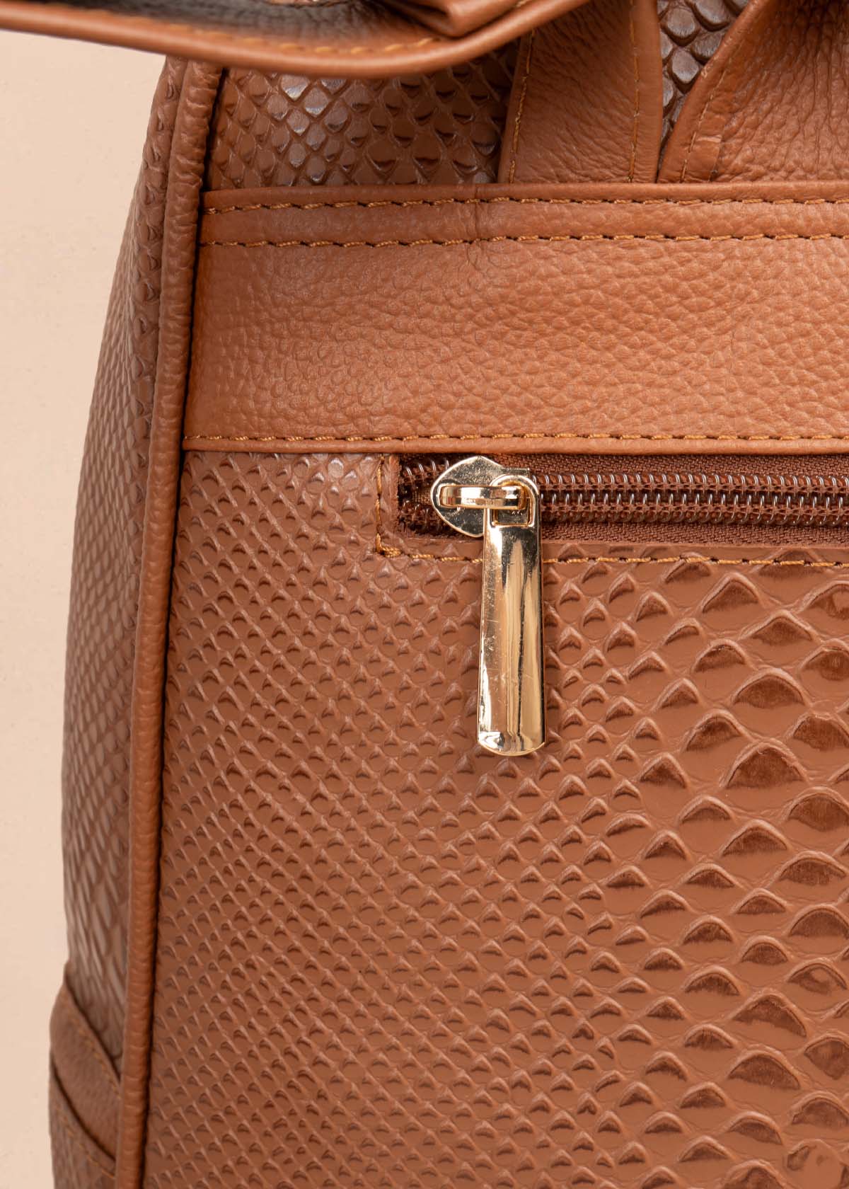 MORRAL EN CUERO COLOR TABACO CON TEXTURA CROCO 105311 - Image 4
