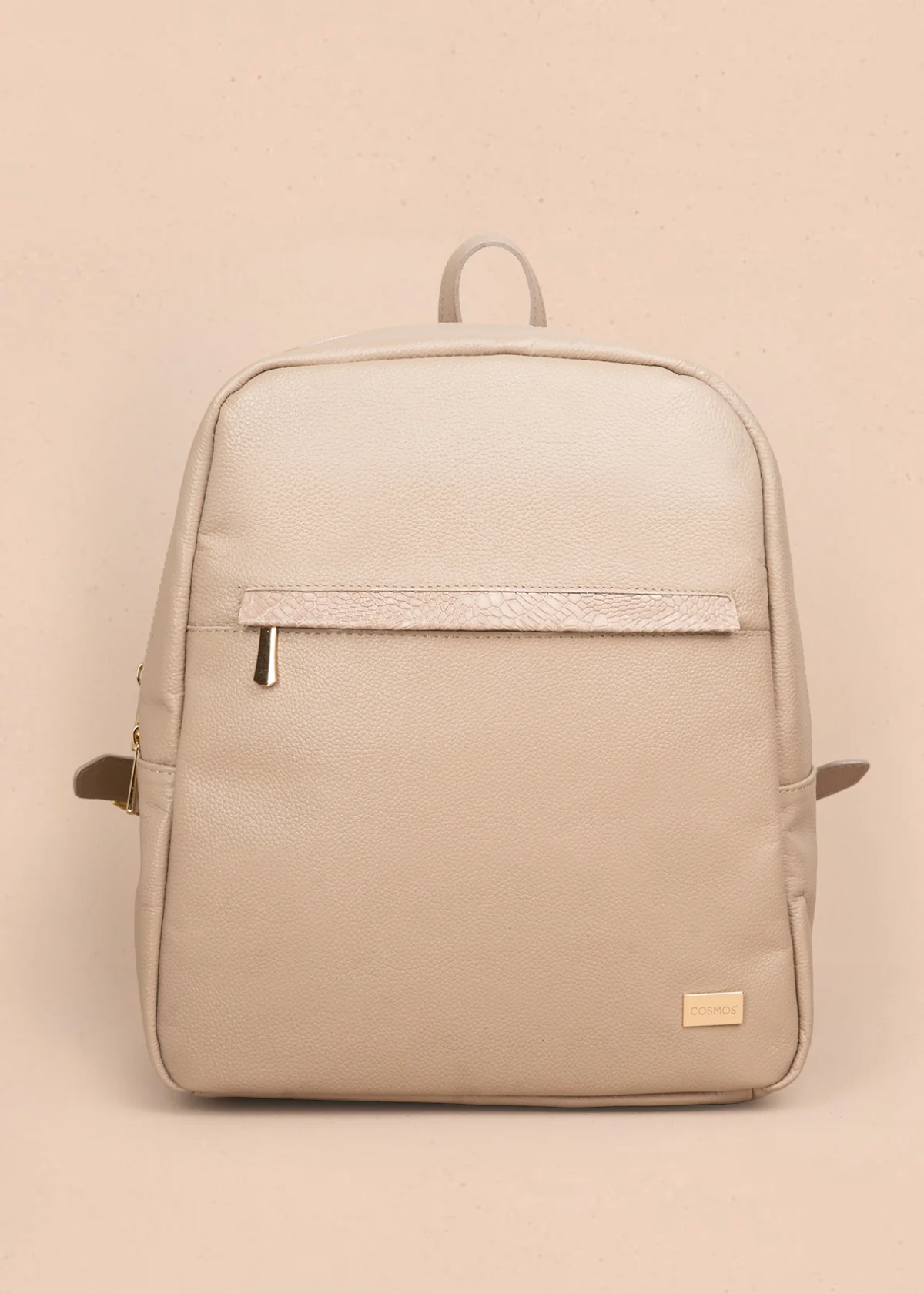 Morral en cuero color taupe con cierre frontal y detalle en textura croco 105789