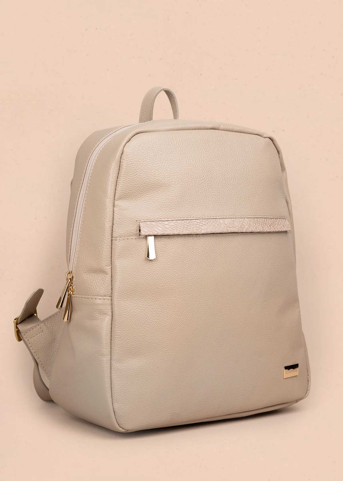 Morral en cuero color taupe con cierre frontal y detalle en textura croco 105789 - Image 3