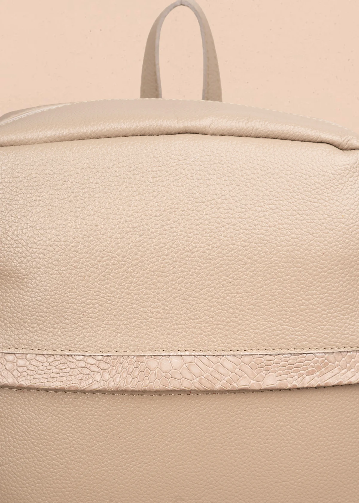 Morral en cuero color taupe con cierre frontal y detalle en textura croco 105789 - Image 5