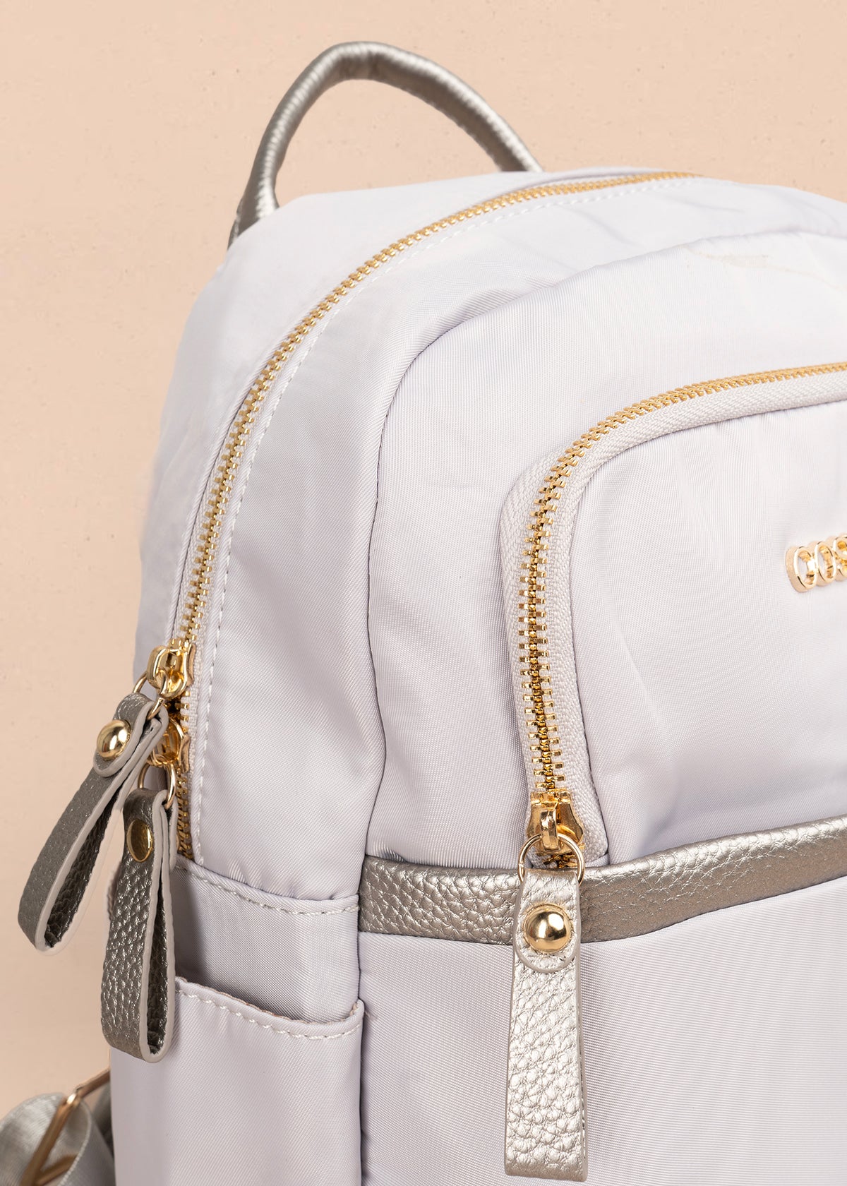 Morral color gris con bolsillo frontal y bordados 106973 - Image 3