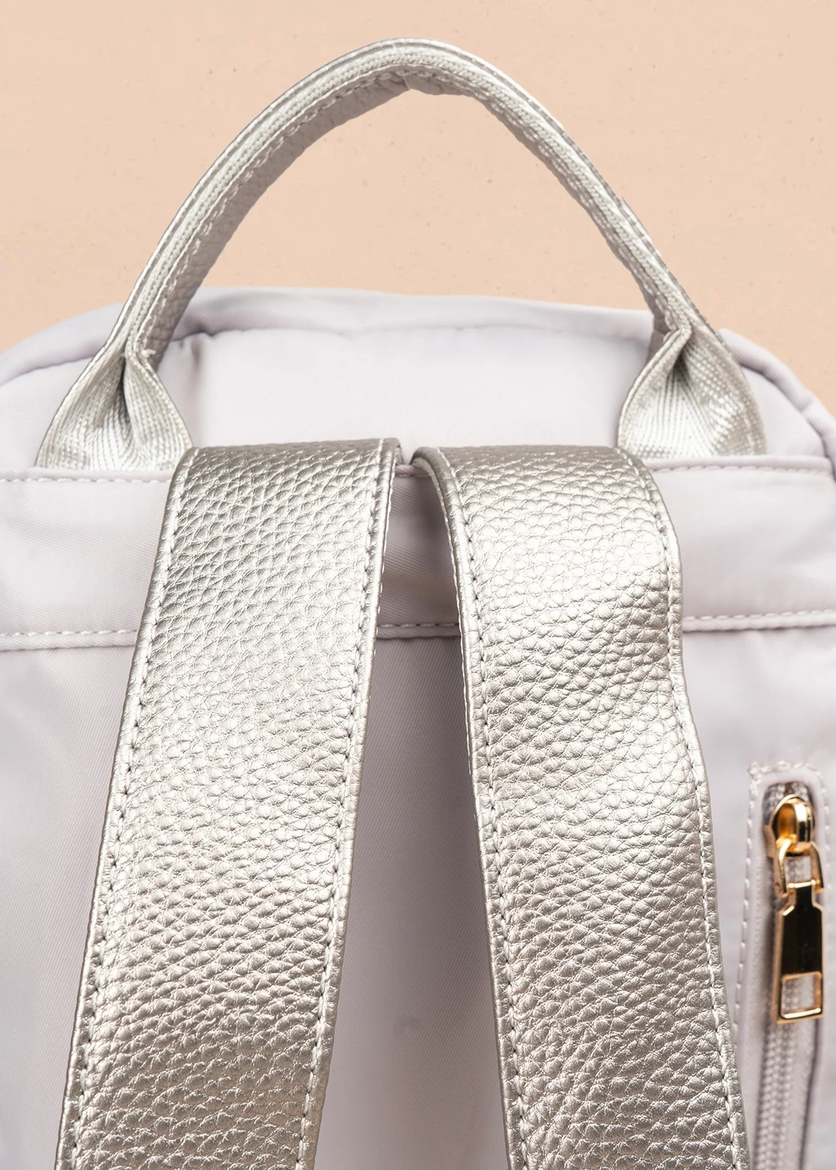 Morral color gris con bolsillo frontal y bordados 106973 - Image 4