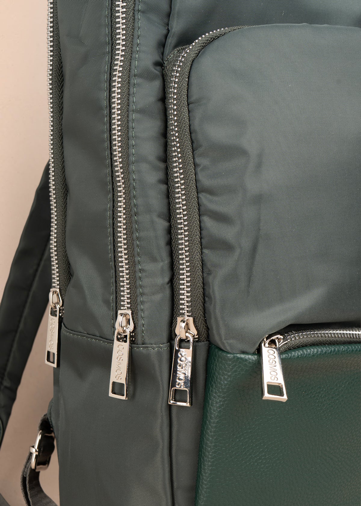 Morral color verde con bolsillo frontal y acabados plateados 106972 - Image 3