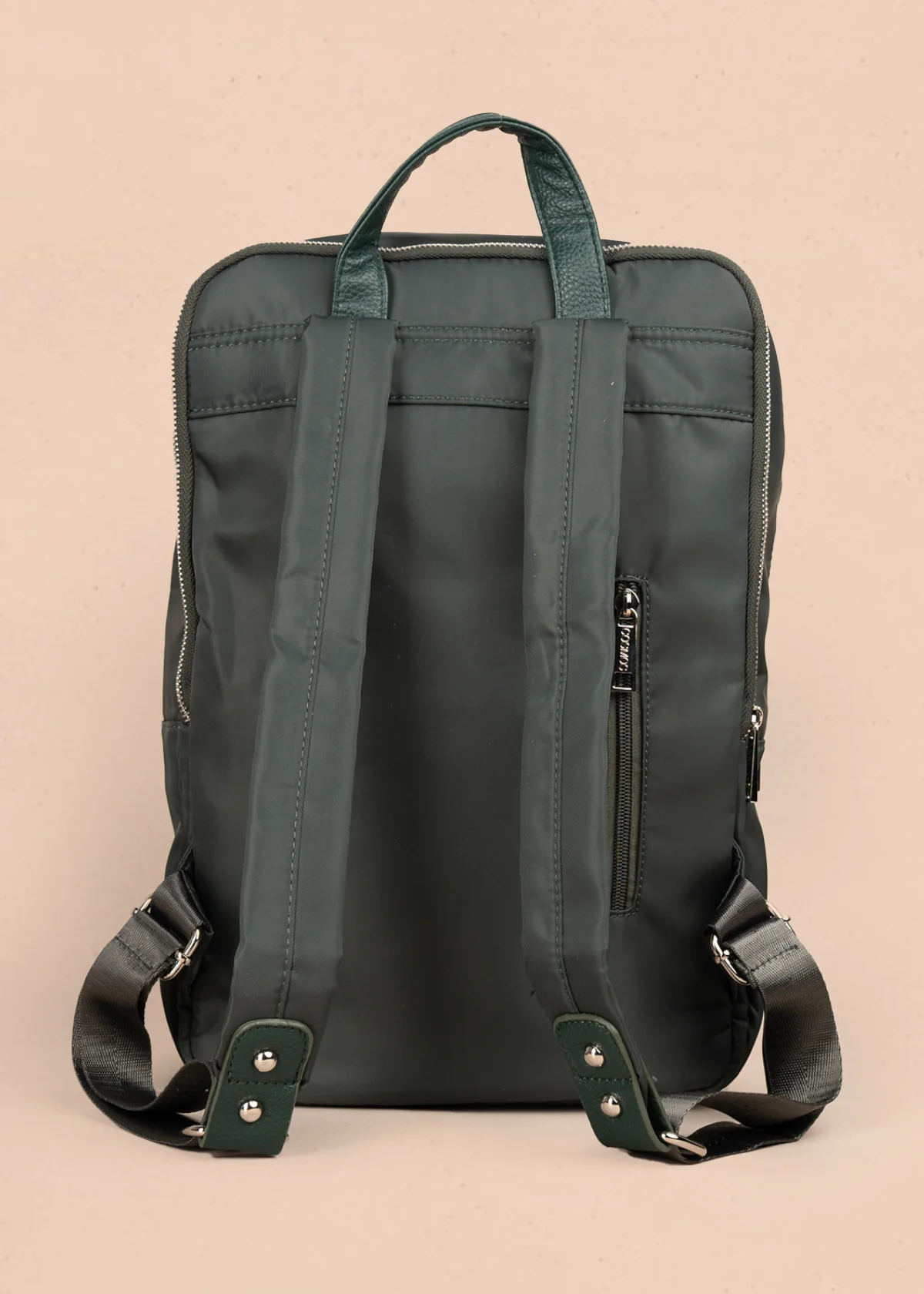 Morral color verde con bolsillo frontal y acabados plateados 106972 - Image 4