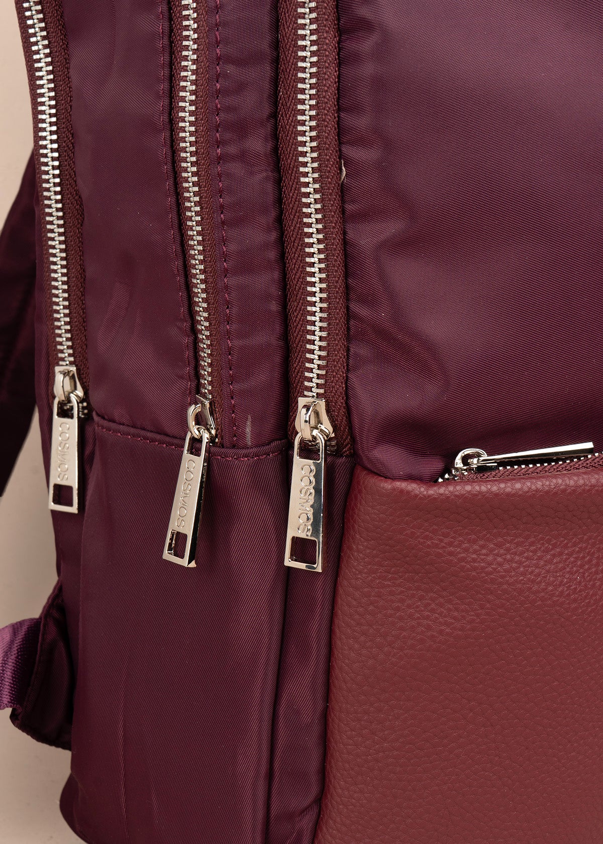 Morral color vinotinto con bolsillo frontal y acabados plateados 106972 - Image 3