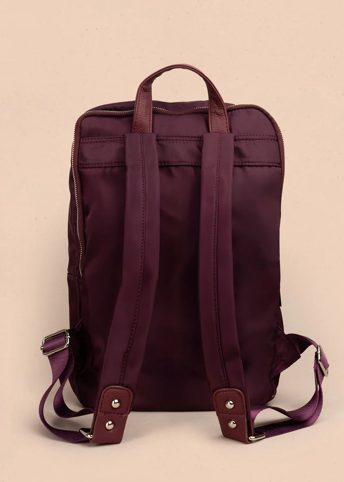 Morral color vinotinto con bolsillo frontal y acabados plateados 106972 - Image 4