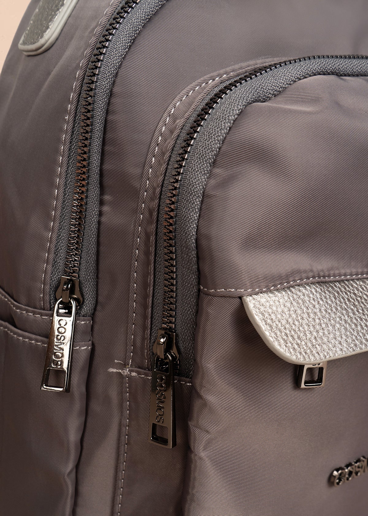Morral color gris con bolsillos frontales y acabado liso 106338 - Image 3