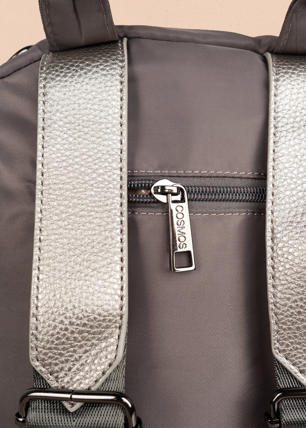 Morral color gris con bolsillos frontales y acabado liso 106338 - Image 4