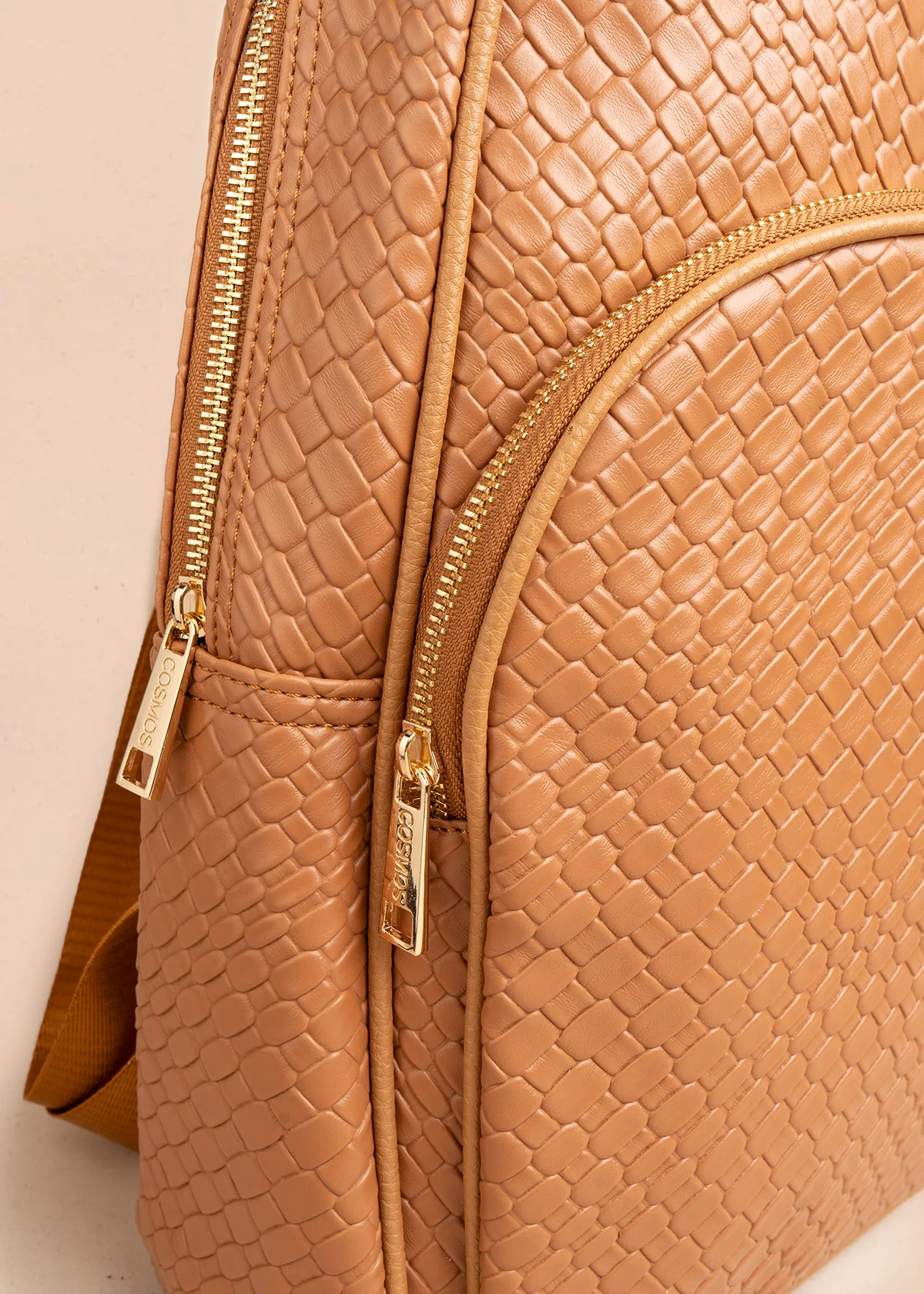 Morral color miel con textura croco y bolsillo frontal 106784 - Image 3