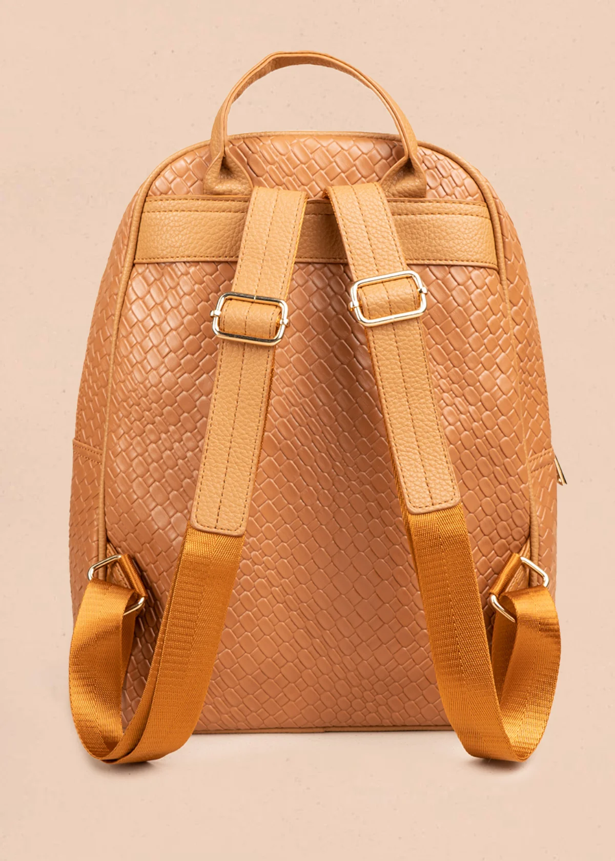 Morral color miel con textura croco y bolsillo frontal 106784 - Image 5