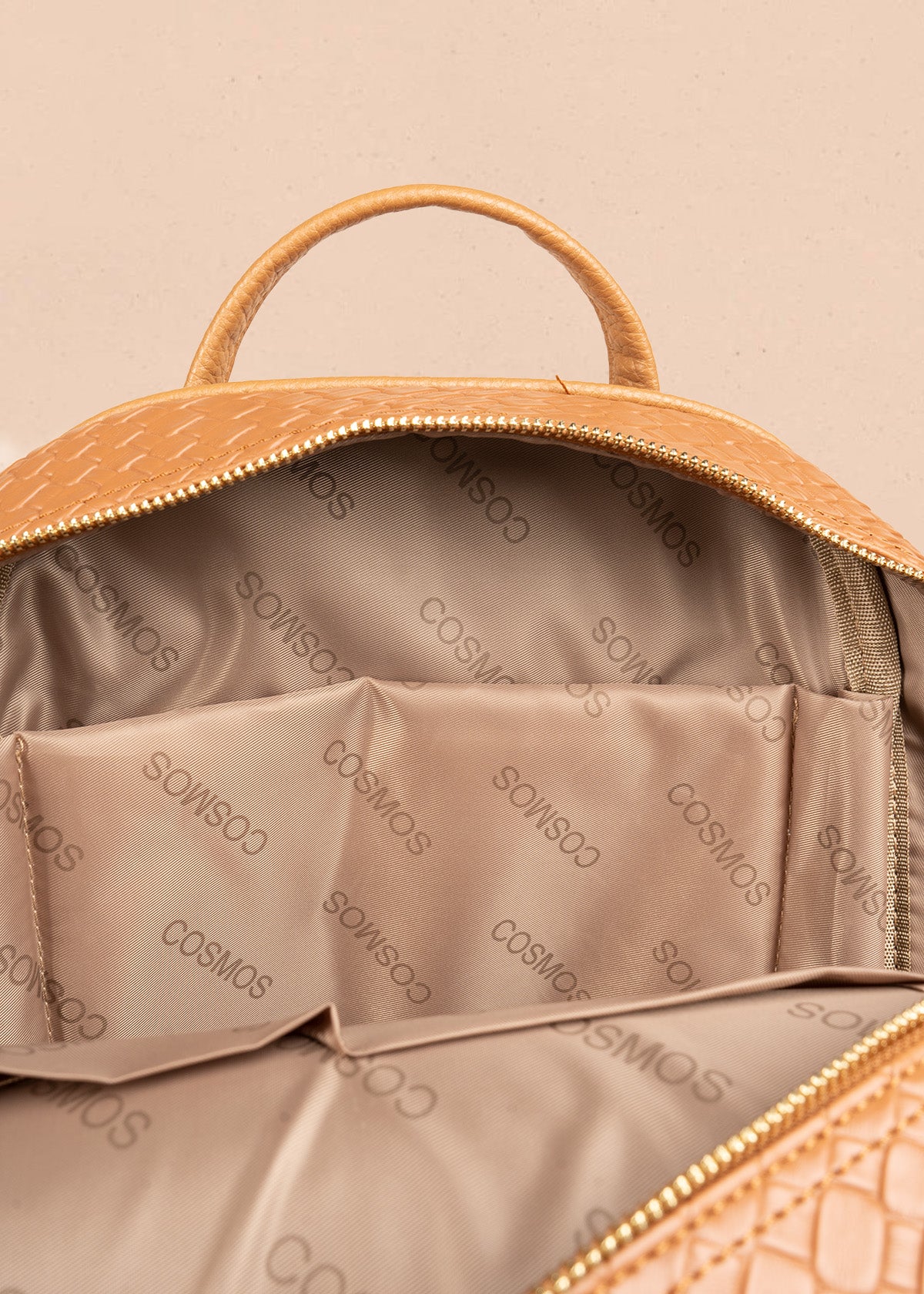 Morral color miel con textura croco y bolsillo frontal 106784 - Image 6