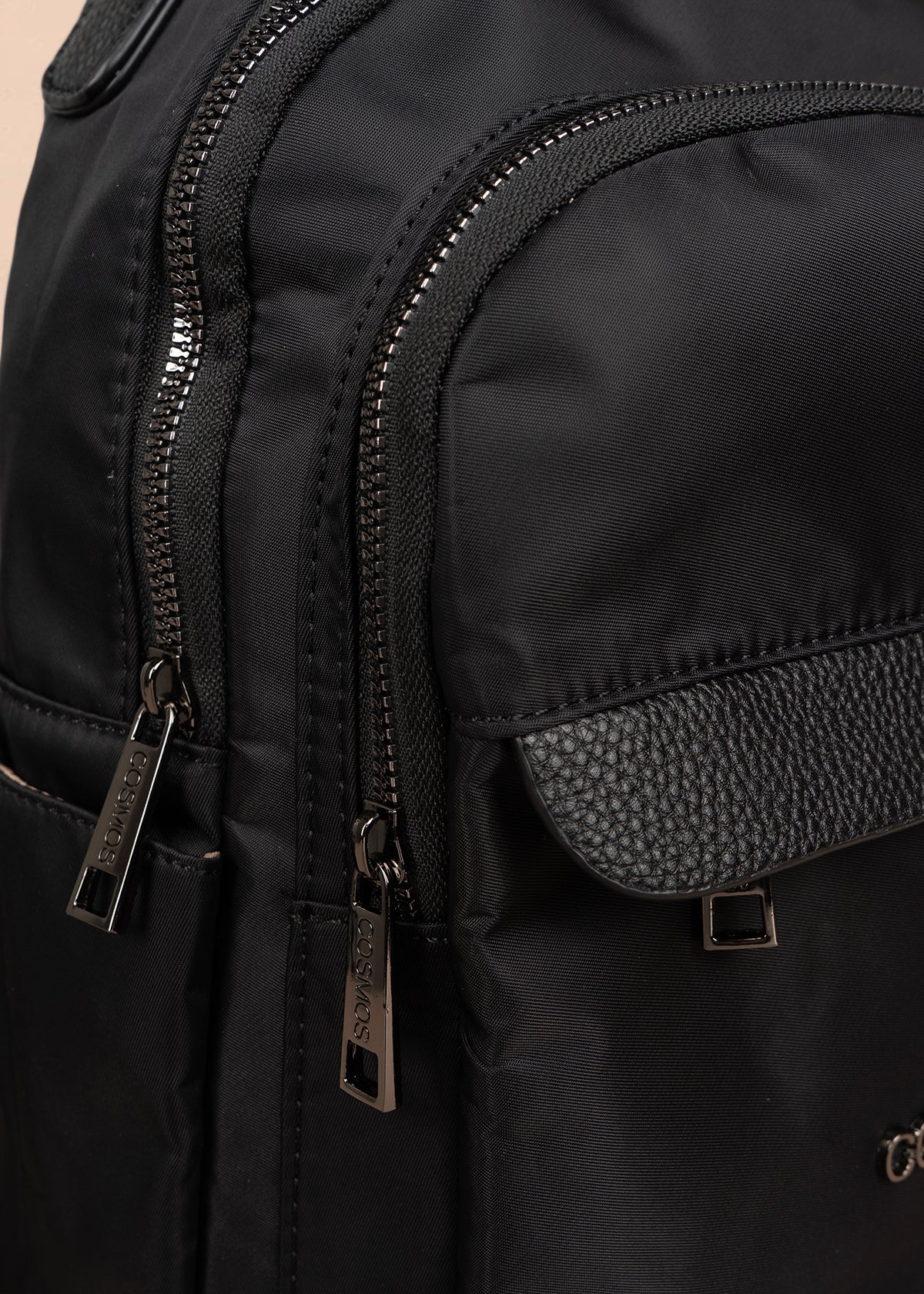 Morral color negro con bolsillos frontales y acabado liso 106338 - Image 3