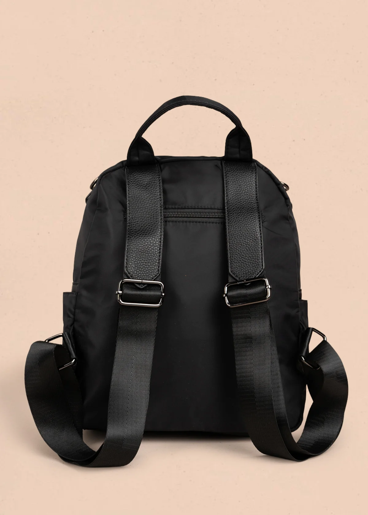 Morral color negro con bolsillos frontales y acabado liso 106338 - Image 4