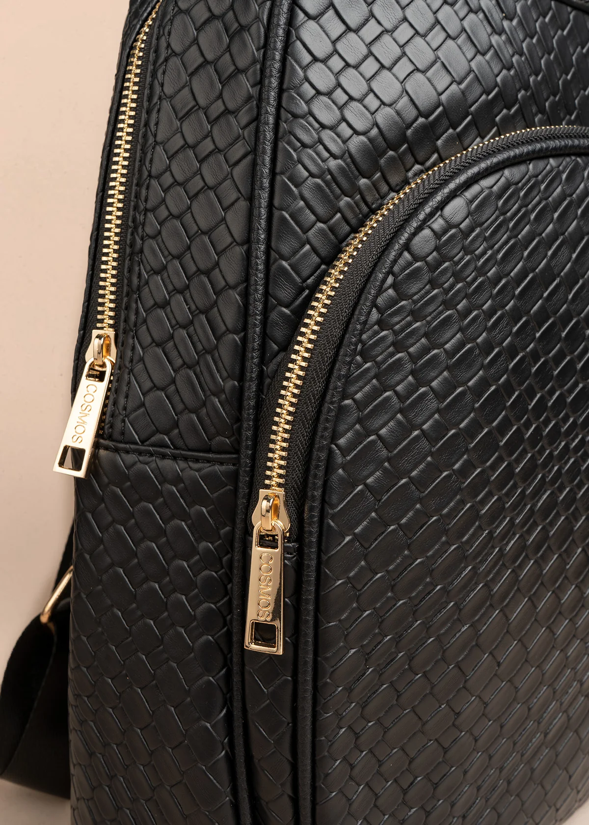 Morral color negro con textura croco y bolsillo frontal 106784 - Image 4