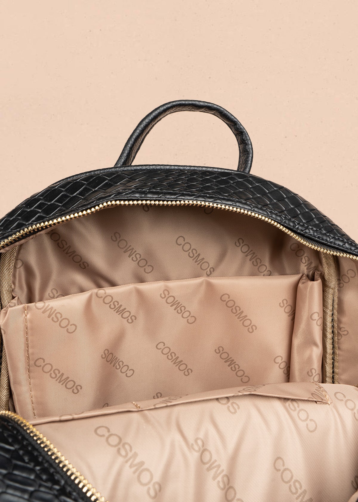 Morral color negro con textura croco y bolsillo frontal 106784 - Image 6
