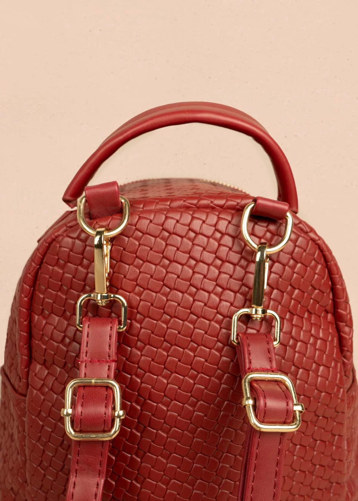 Morral color rojo con bolsillo delantero y textura trenzada 106324 - Image 3