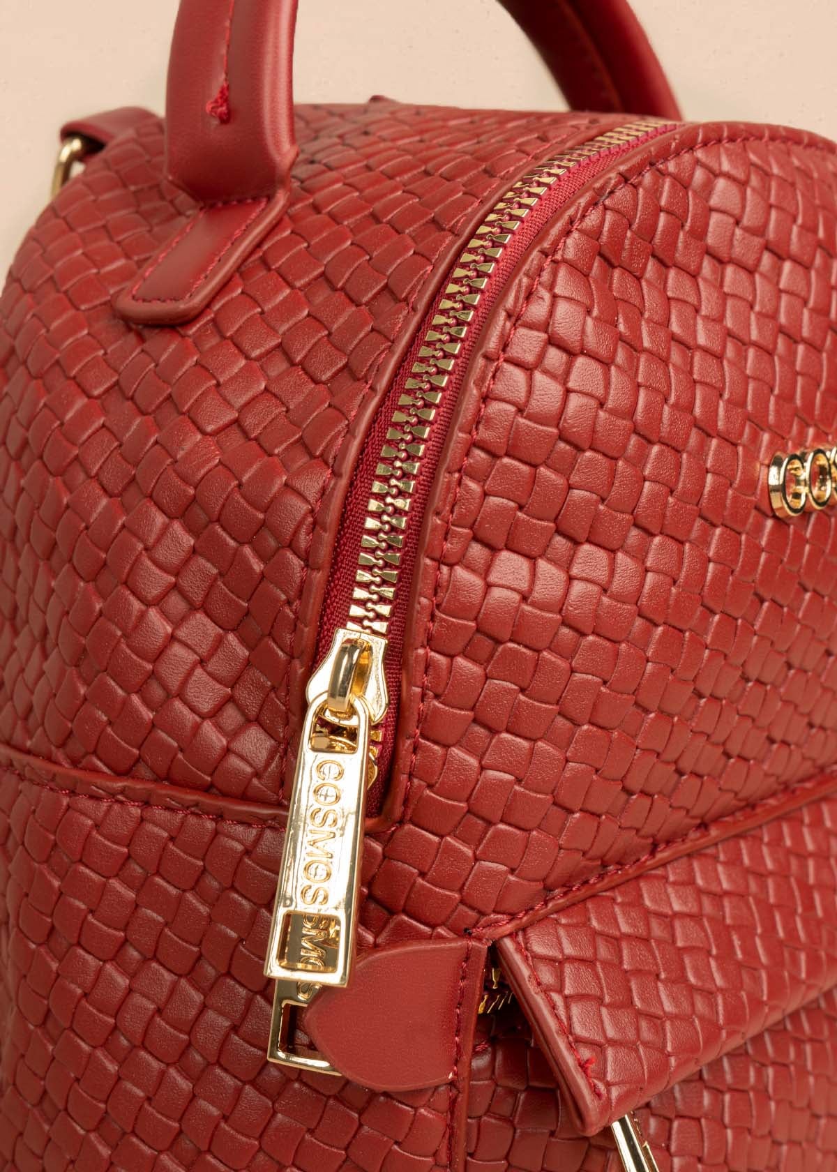 Morral color rojo con bolsillo delantero y textura trenzada 106324 - Image 4
