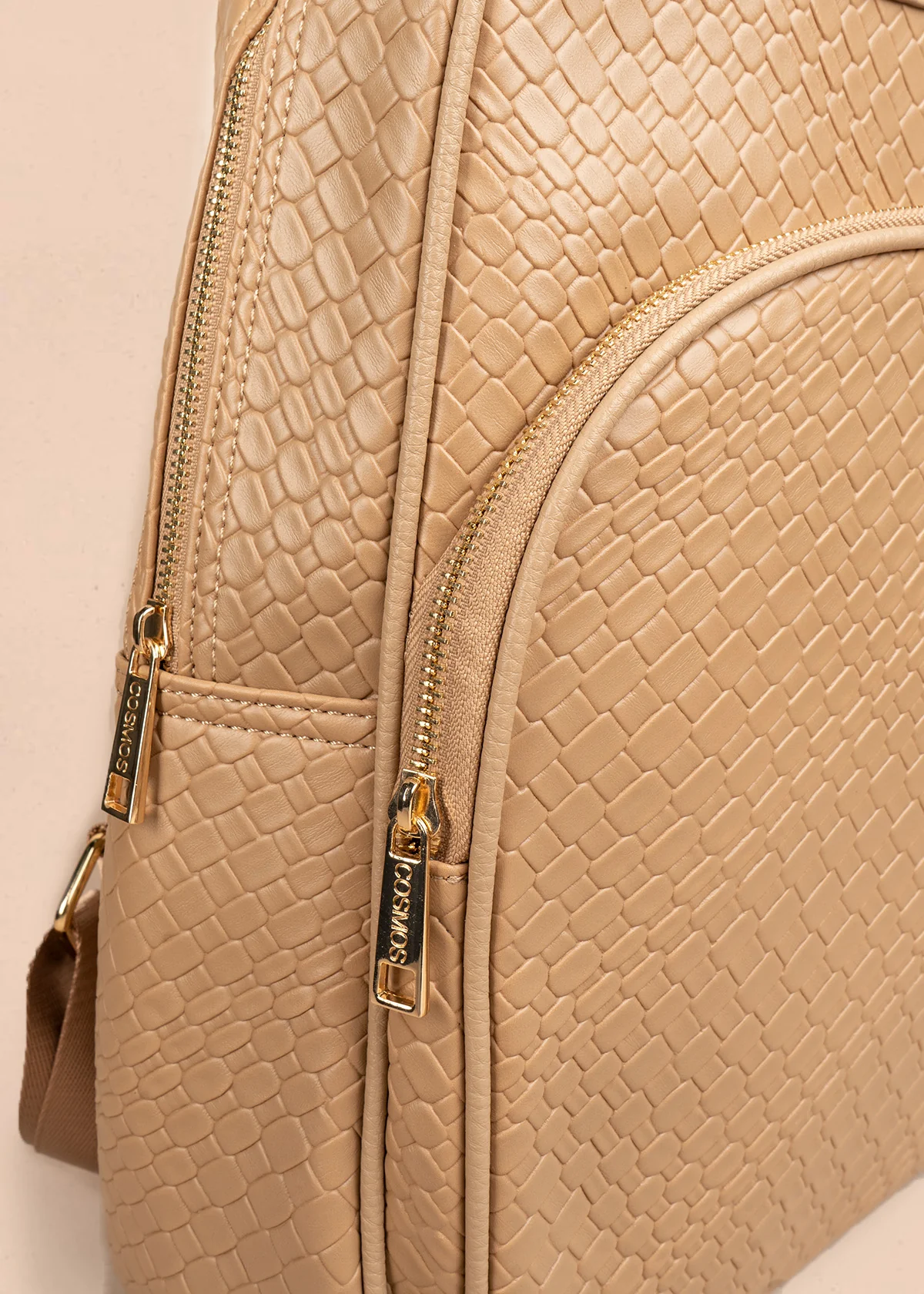 Morral color taupe con textura croco y bolsillo frontal 106784 - Image 4