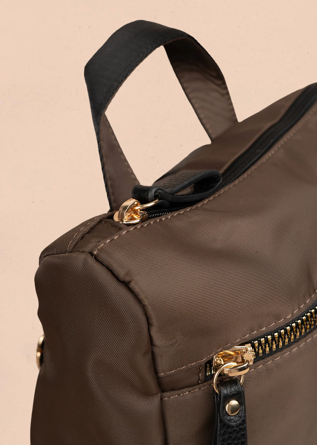 Morral color café con doble bolsillo frontal 106979 - Image 5