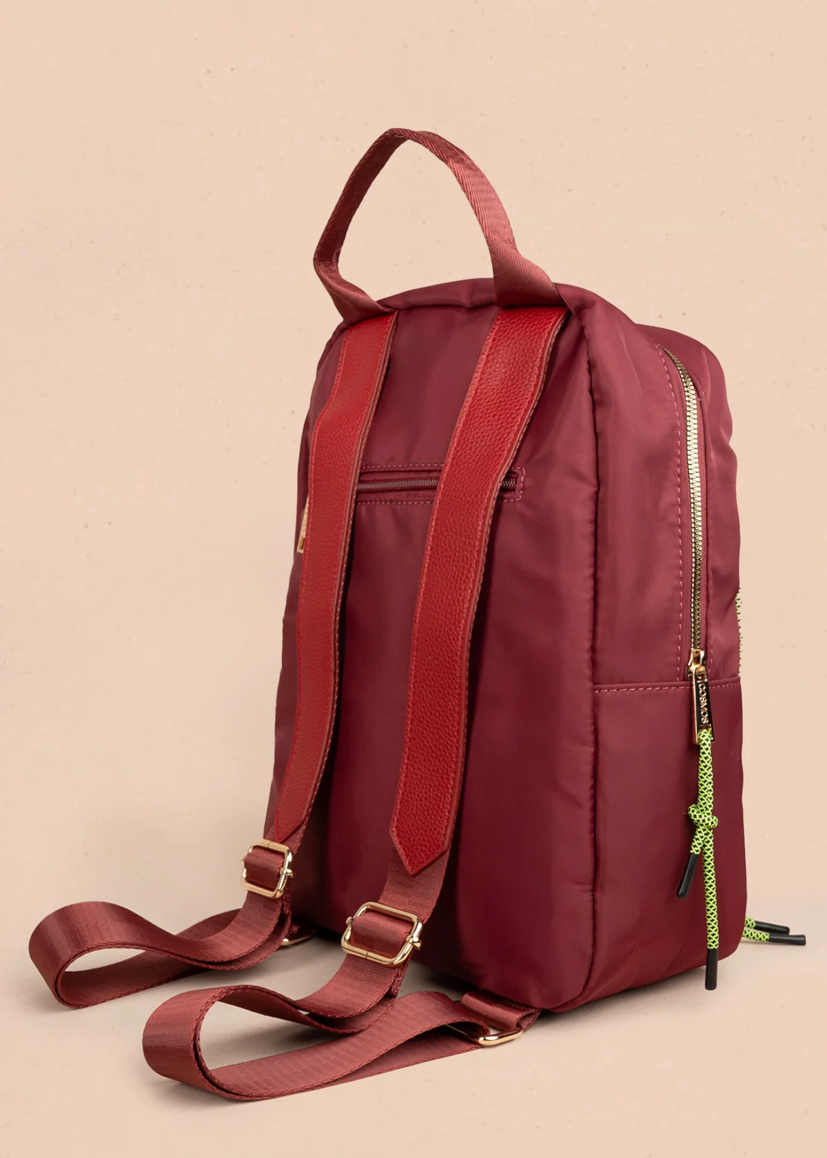 Morral color vinotinto con bolsillo frontal y tiradores de cuerda verde 106189 - Image 4
