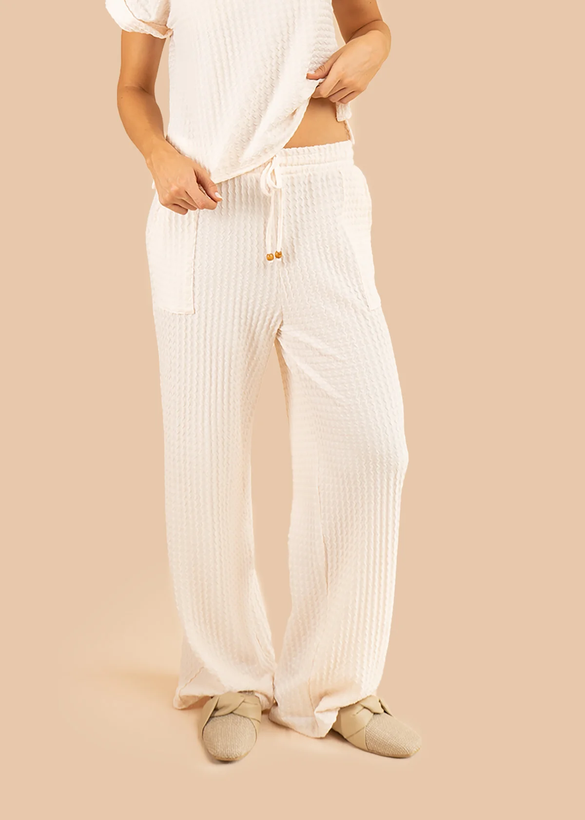 Pantalón color arena tela texturizada con pretina resortada 106237