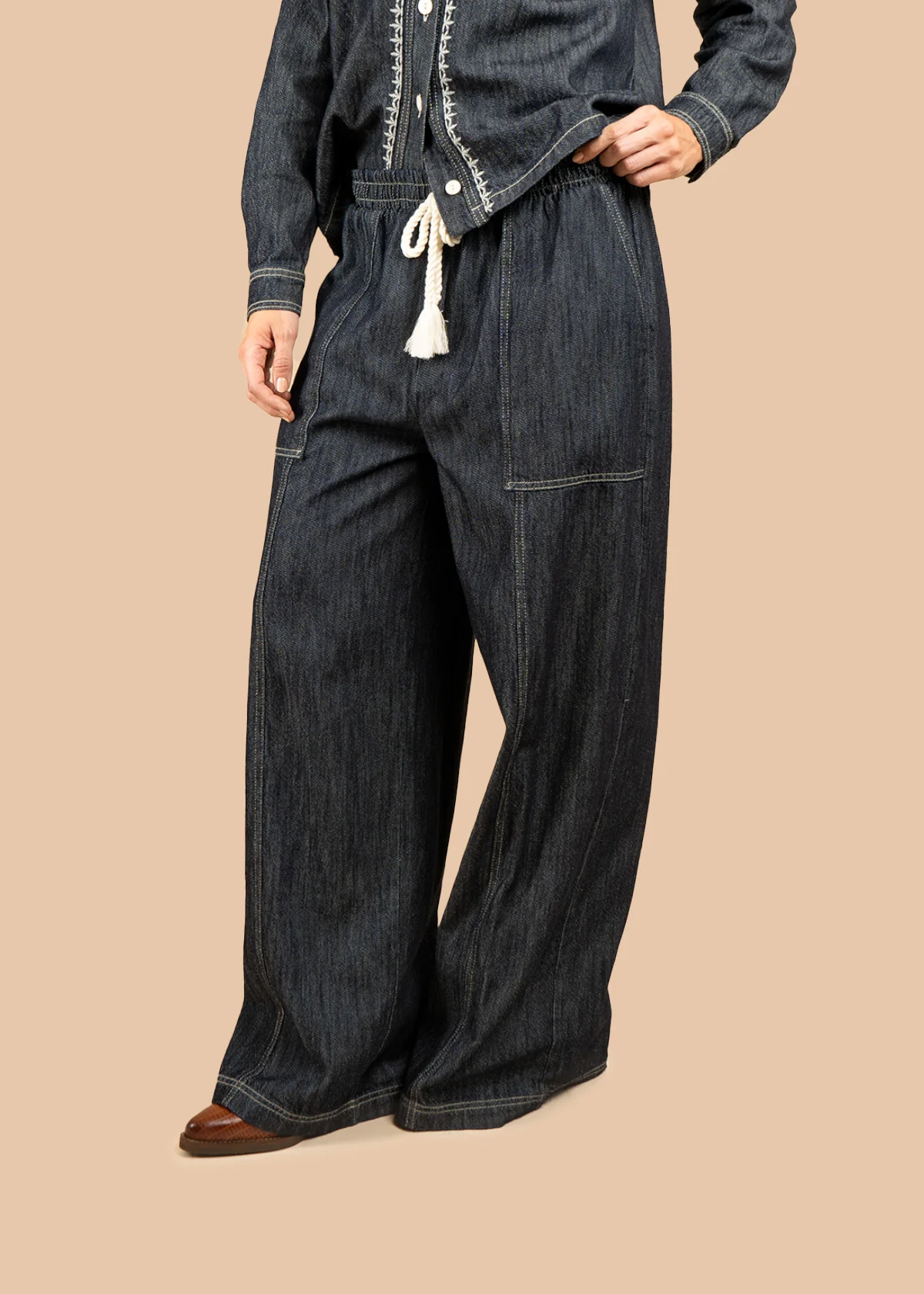 Pantalón color azul tipo denim con bota amplia 106576 - Image 2