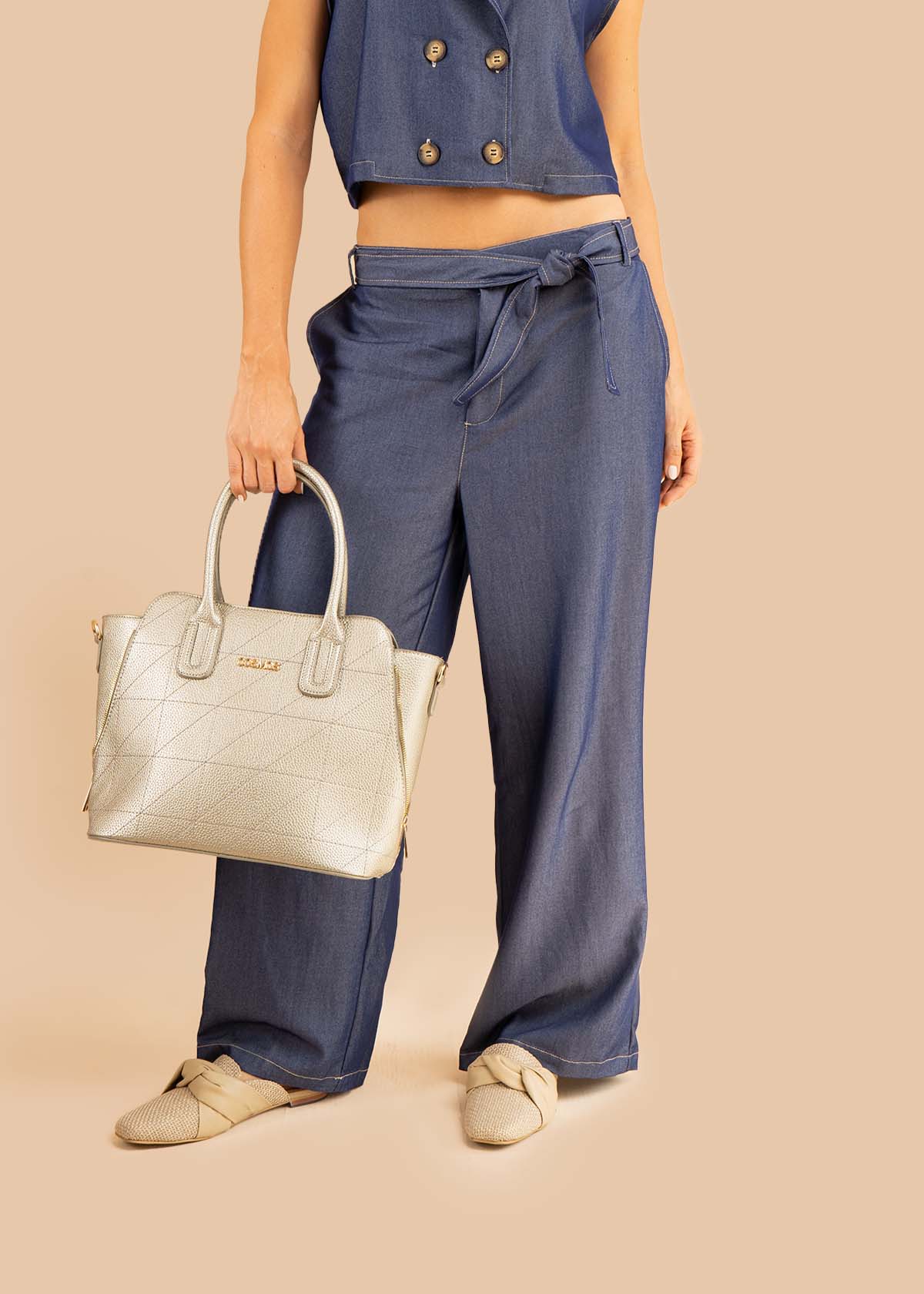 Pantalón color azul índigo bota amplia y pretina con cinturón 106232