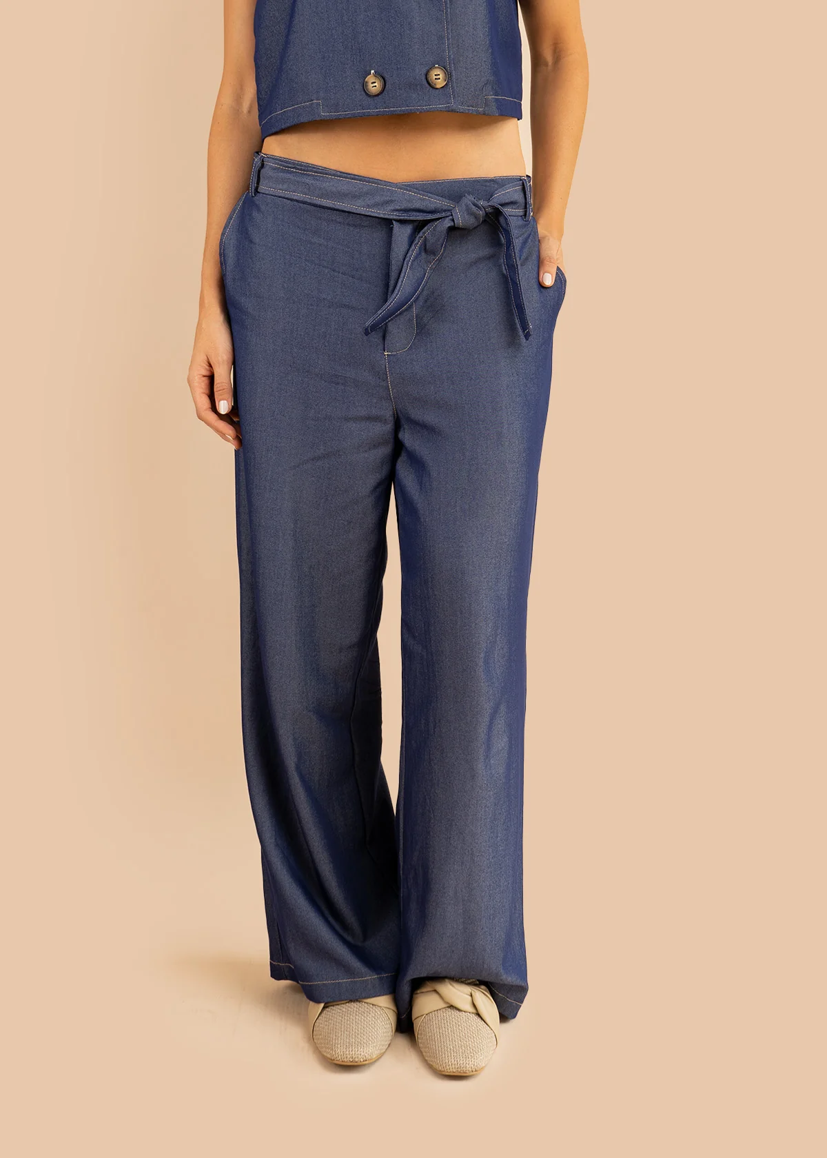 Pantalón color azul índigo bota amplia y pretina con cinturón 106232 - Image 3