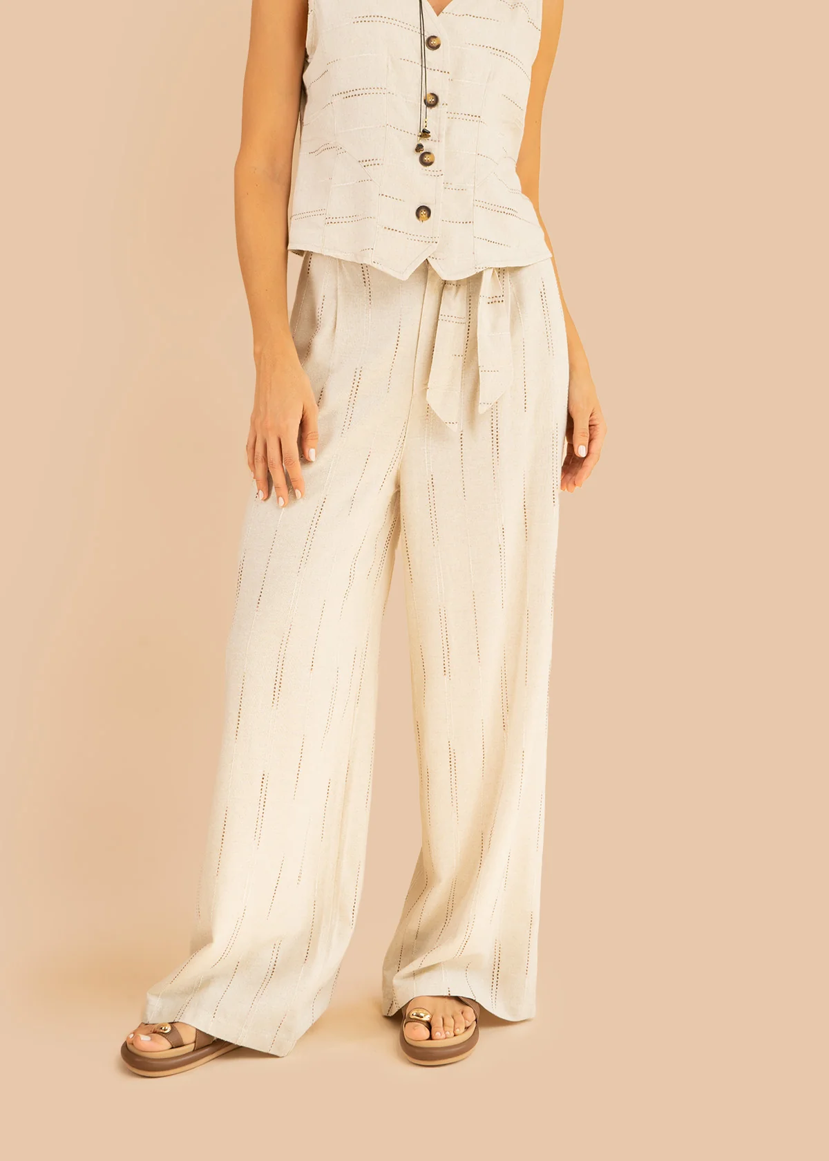 Pantalón color beige con bordados horizontales decorativos 106234
