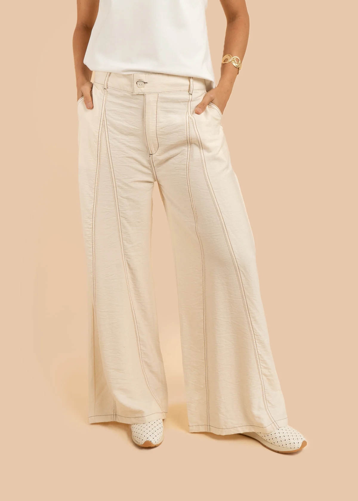Pantalón color beige tipo palazzo con detalles pespunteados 106306