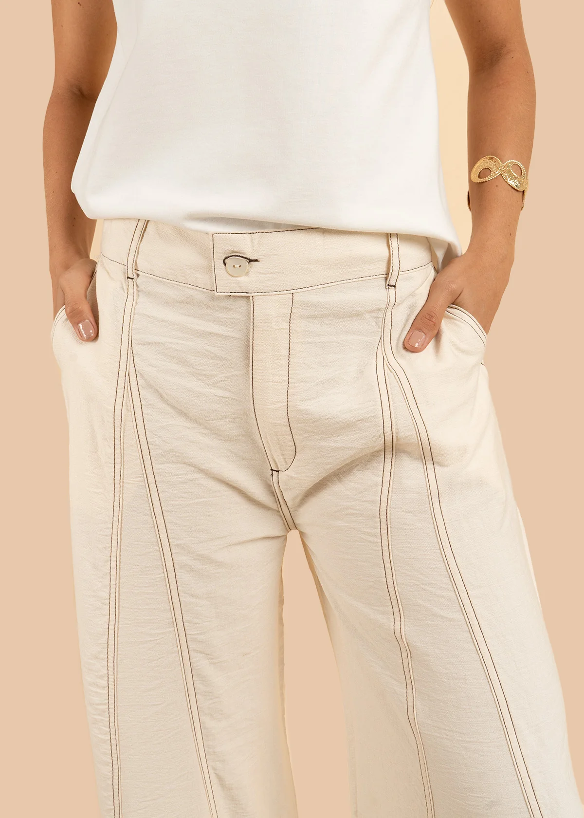 Pantalón color beige tipo palazzo con detalles pespunteados 106306 - Image 3