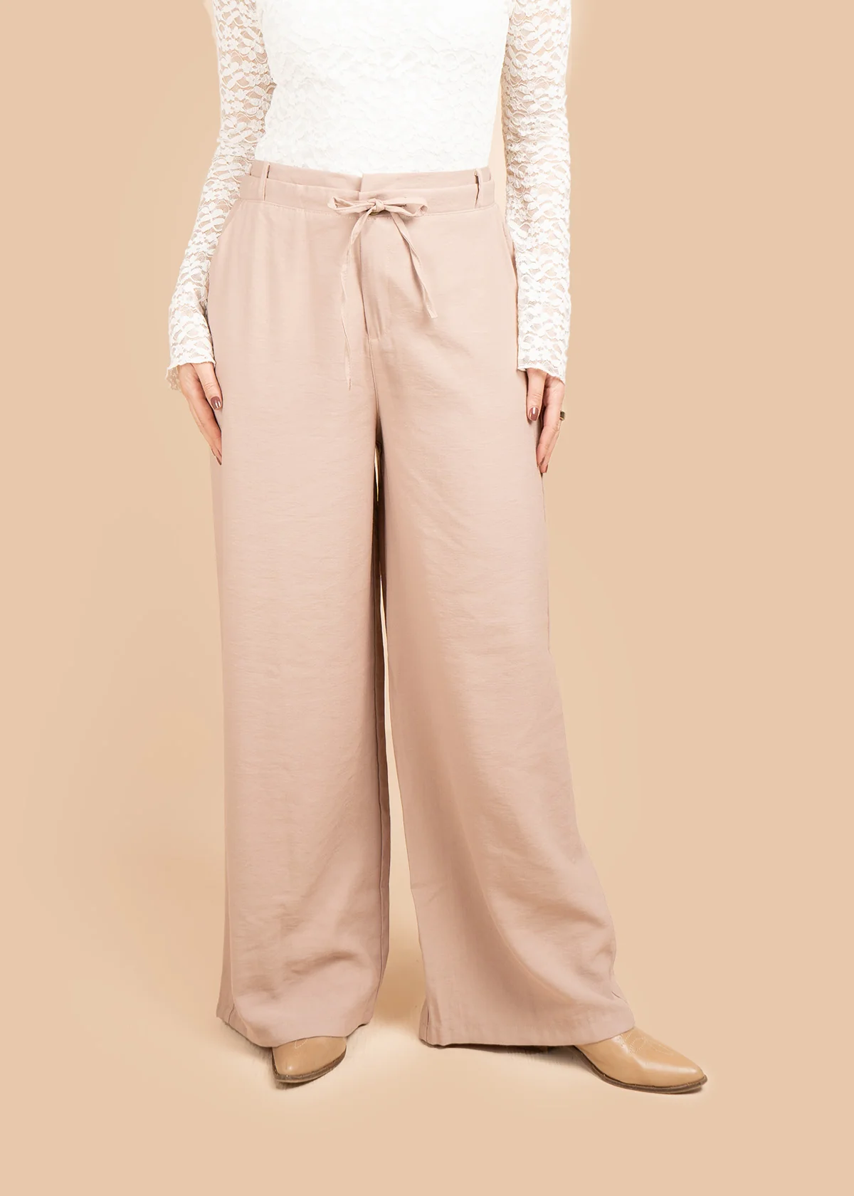 Pantalón color camel con jareta interna y bolsillos laterales 106395