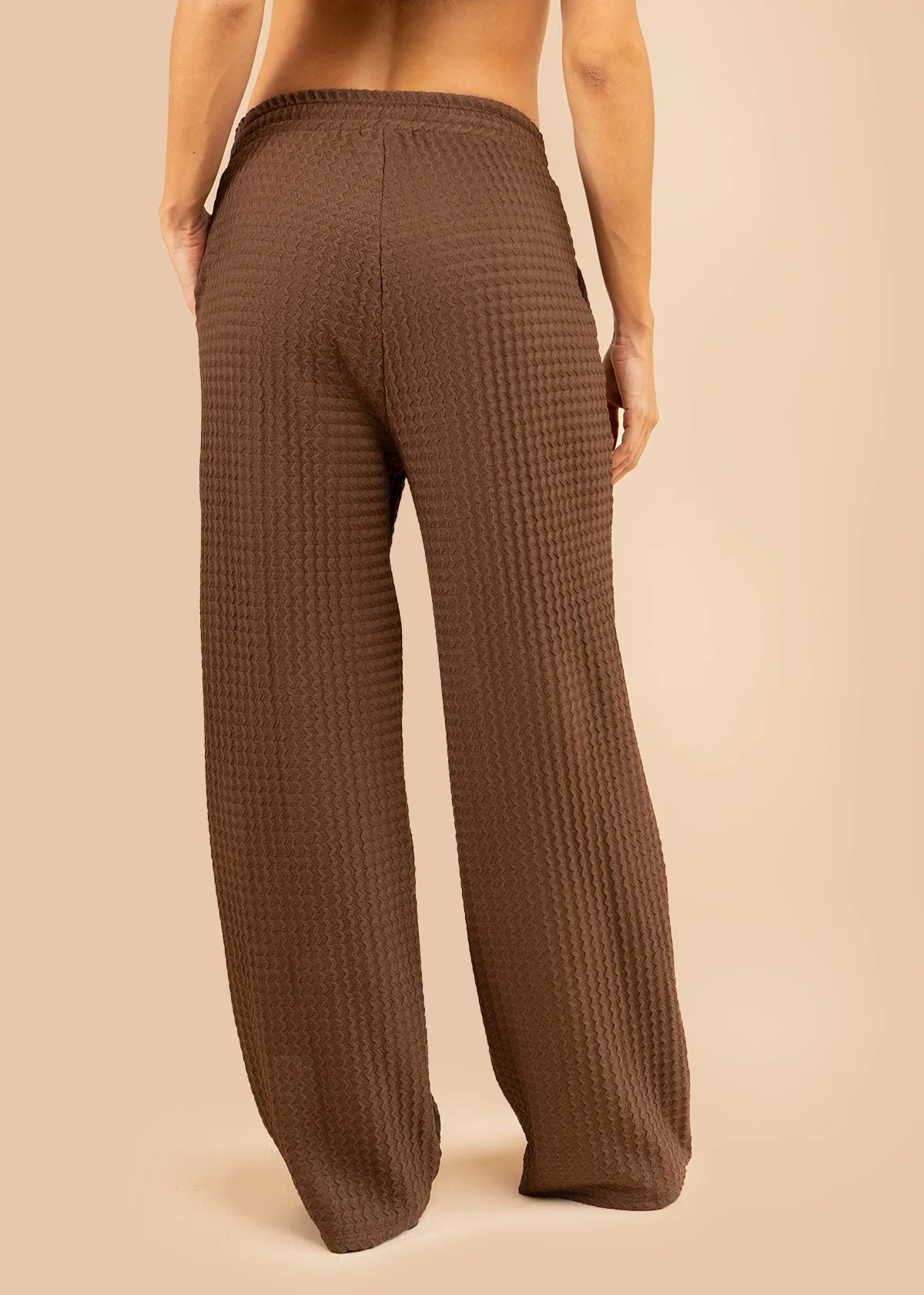 Pantalón color chocolate tela texturizada con pretina resortada 106237 - Image 4