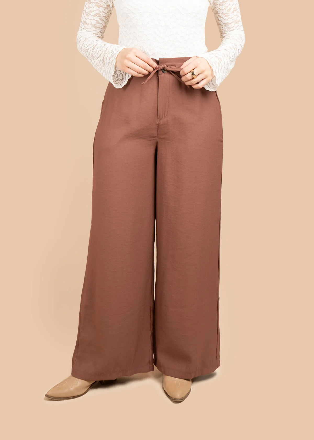 Pantalón color chocolate con jareta interna y bolsillos laterales 106395