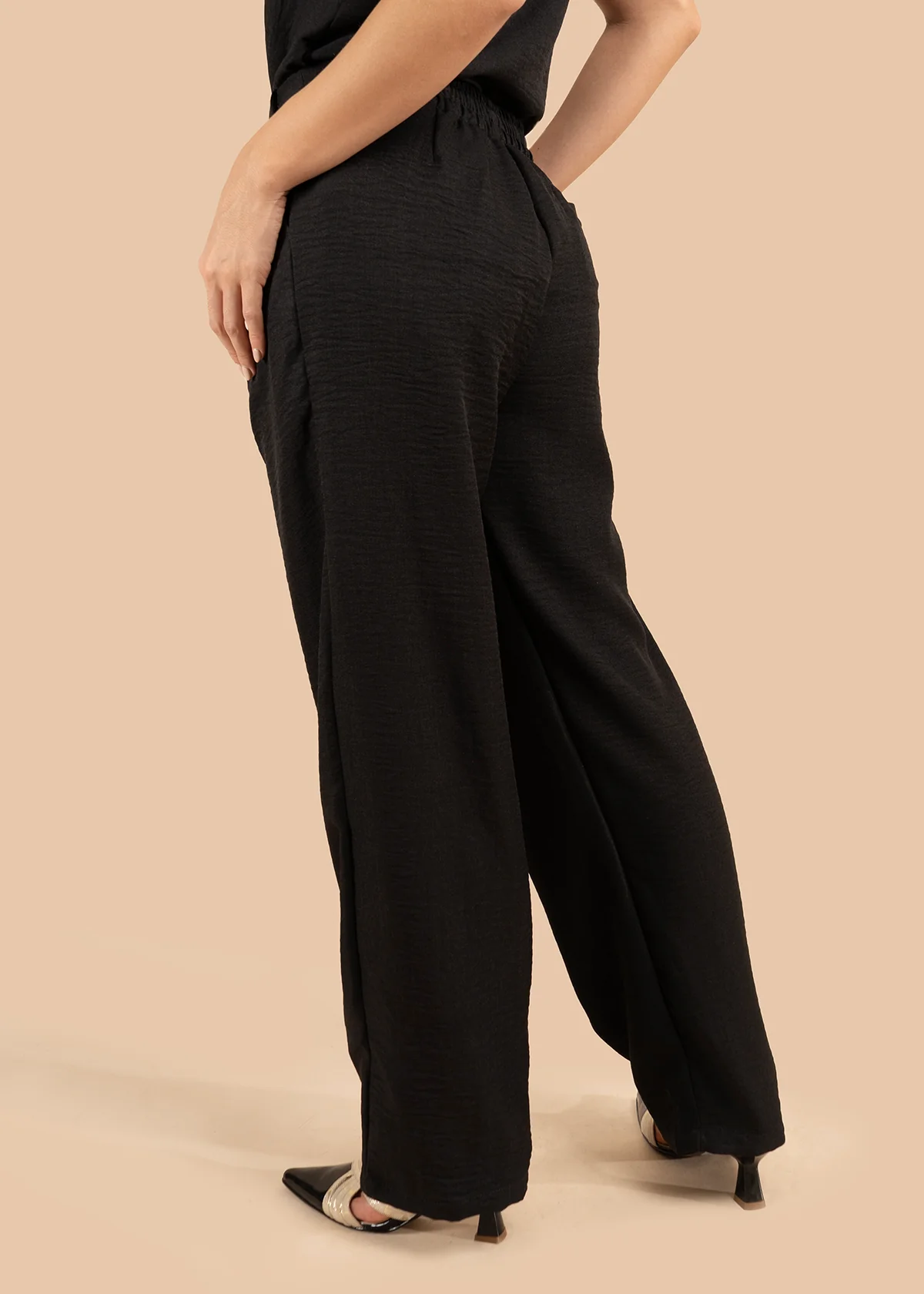 Pantalón color negro con pliegues y caída amplia 105806 - Image 3