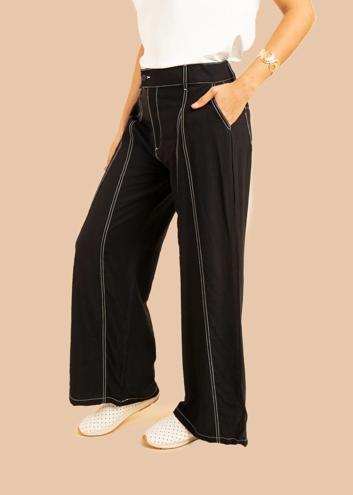 Pantalón color negro tipo palazzo con detalles pespunteados 106306 - Image 3
