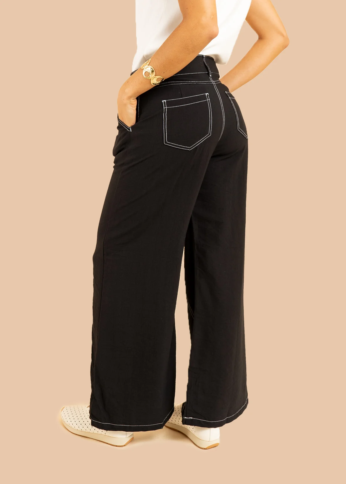 Pantalón color negro tipo palazzo con detalles pespunteados 106306 - Image 4