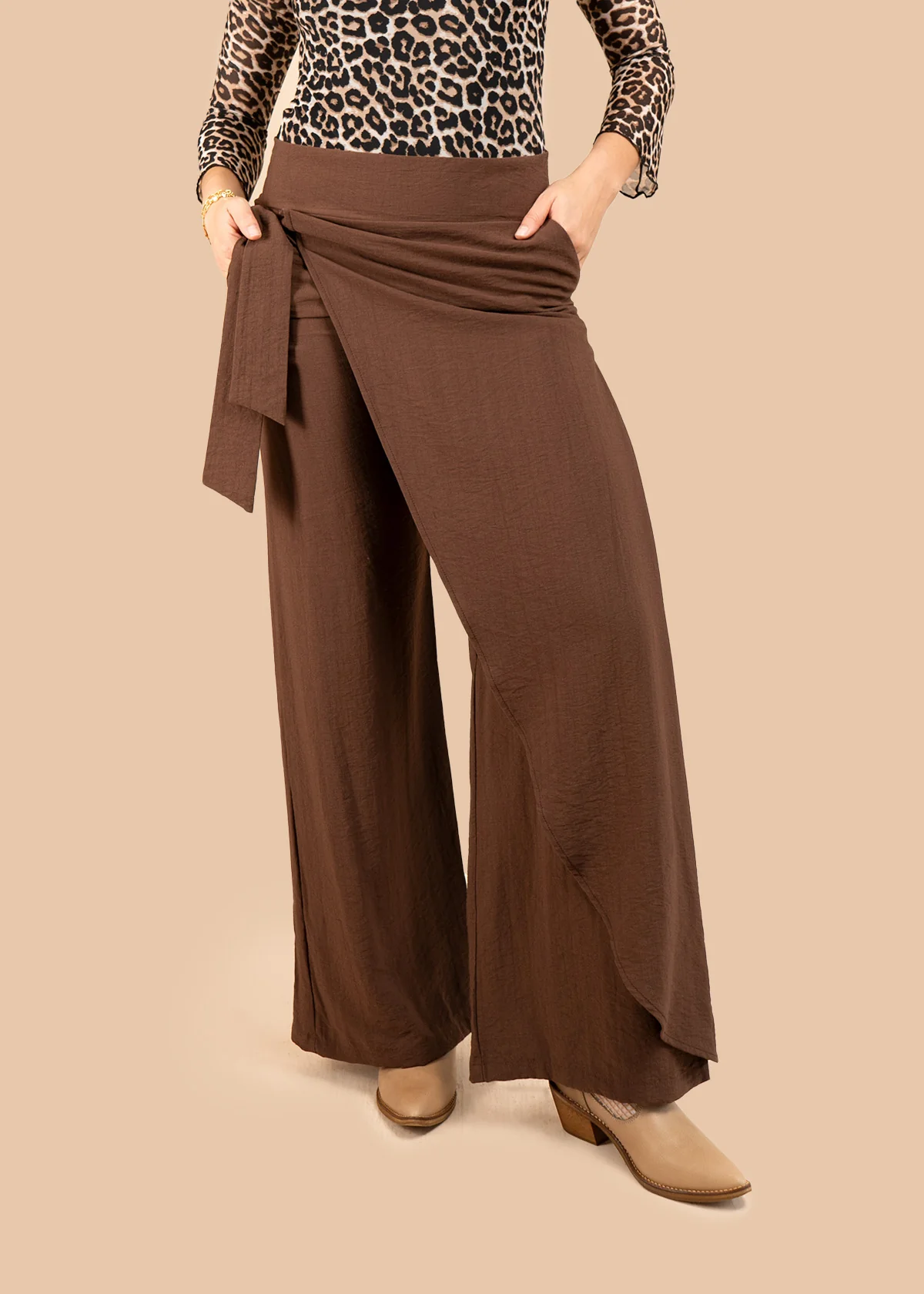 Pantalón color café tipo pareo 106310