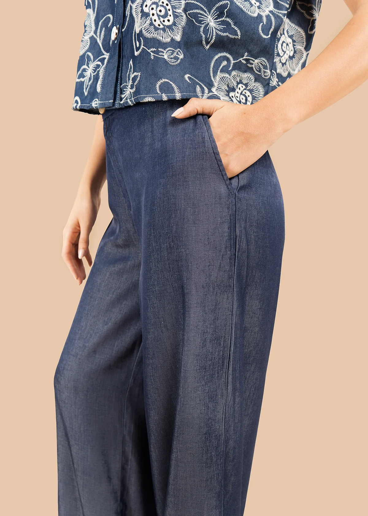 Pantalón color azul oscuro con bota ancha y tiro alto 105840 - Image 4