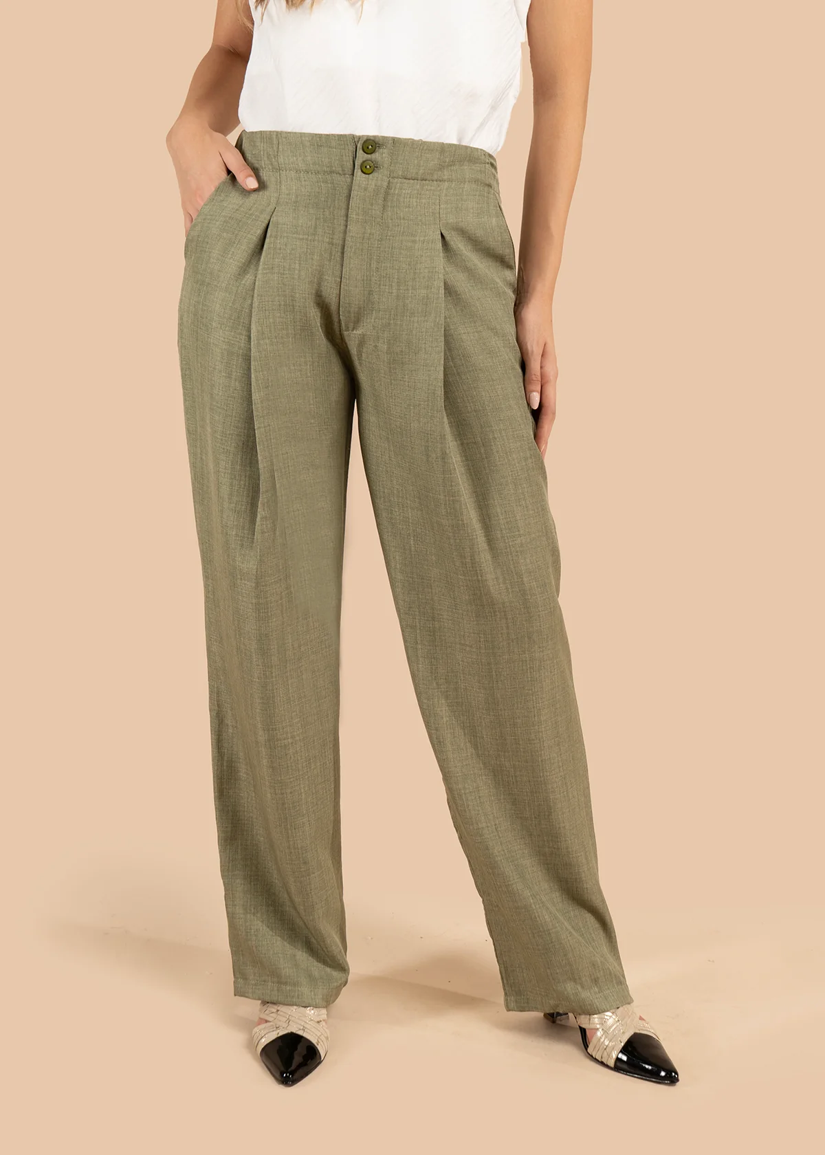 Pantalón color verde con pliegues y caída amplia 105806