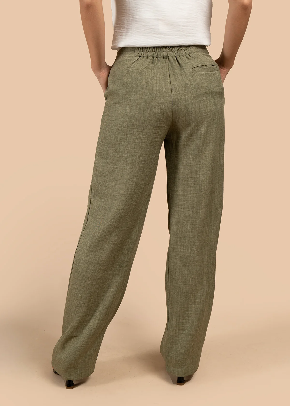 Pantalón color verde con pliegues y caída amplia 105806 - Image 4