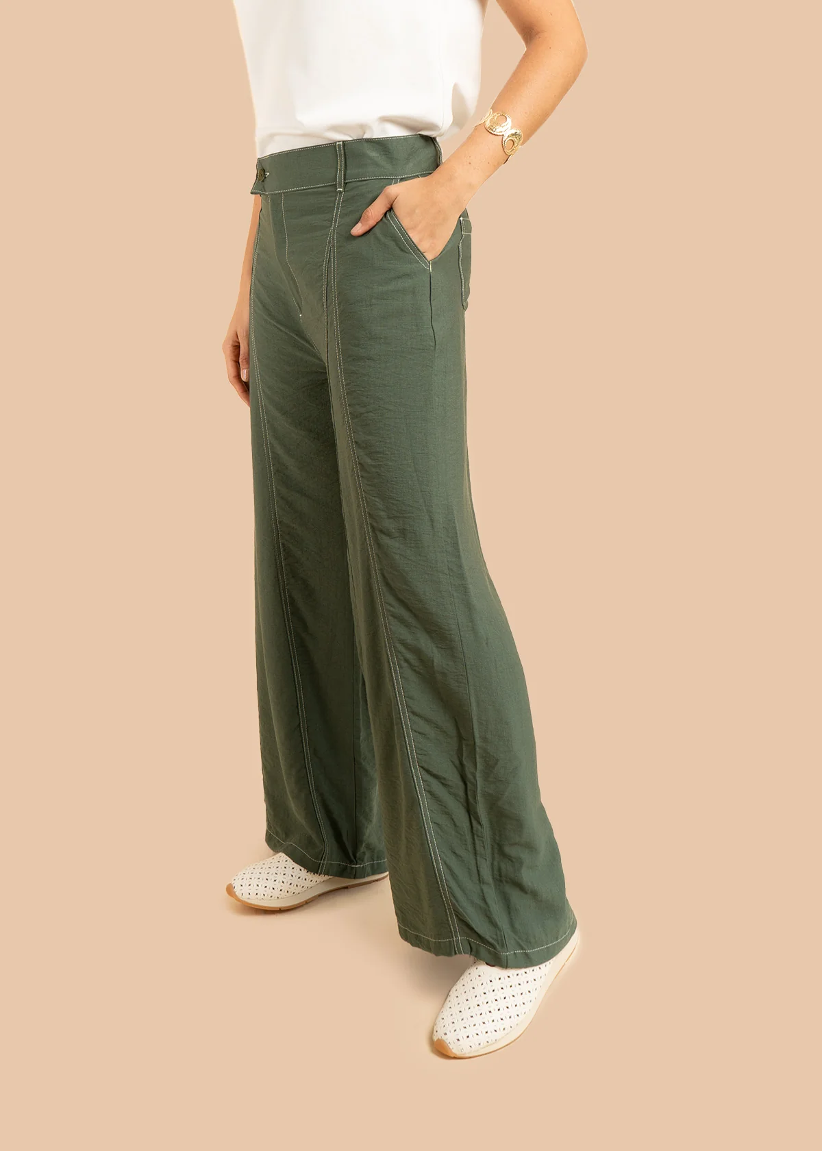 Pantalón color verde tipo palazzo con detalles pespunteados 106306 - Image 2