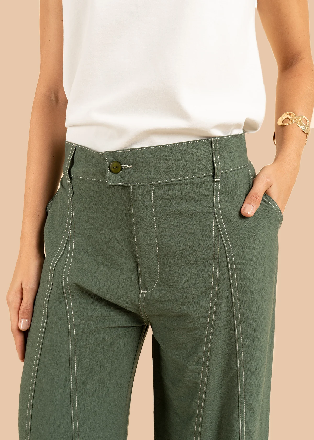 Pantalón color verde tipo palazzo con detalles pespunteados 106306 - Image 3