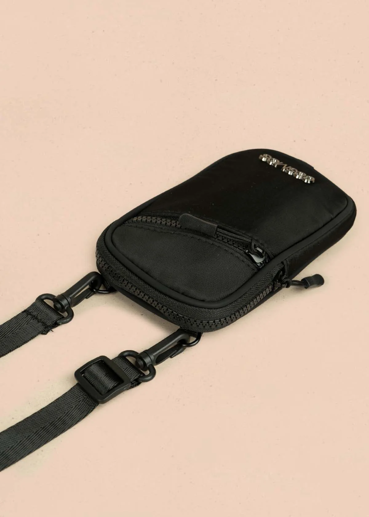 Porta celular color negro con bolsillo delantero 106969 - Image 4